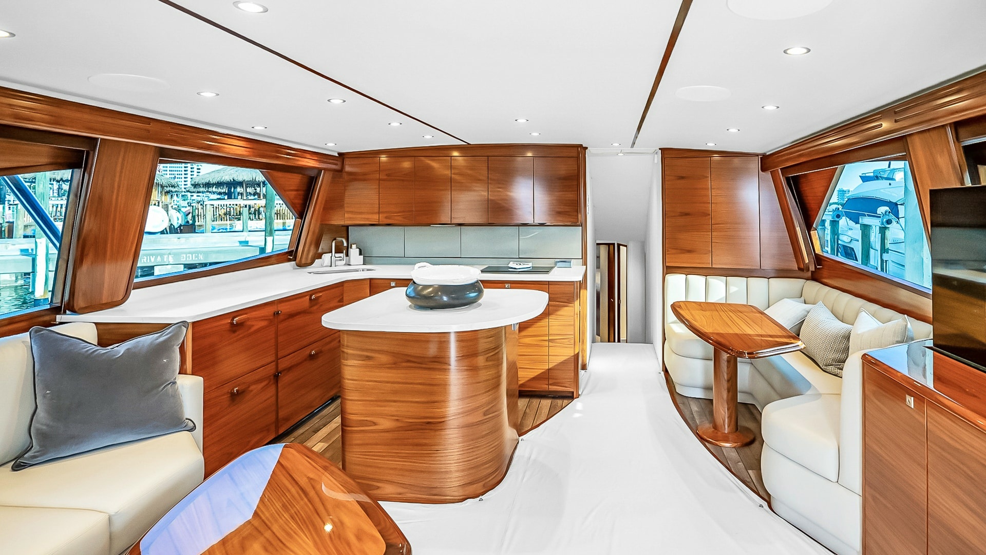2025 Viking 58 Convertible — photograph 2