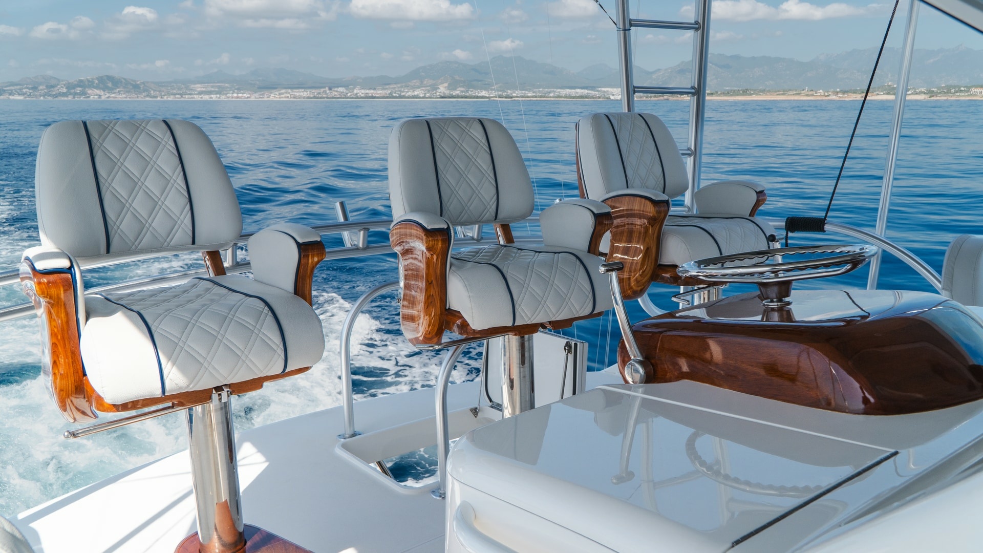 2014 Viking 66 Convertible — photograph 2