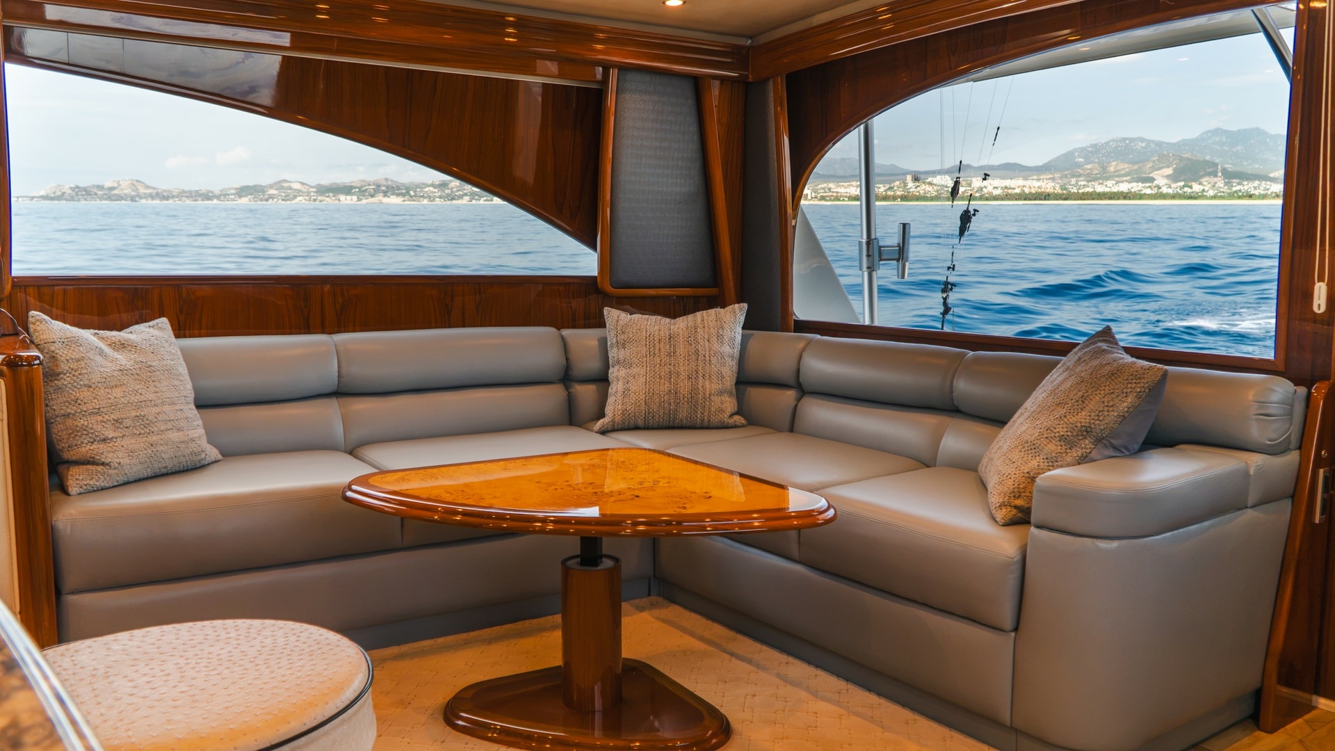 2014 Viking 66 Convertible — photograph 5