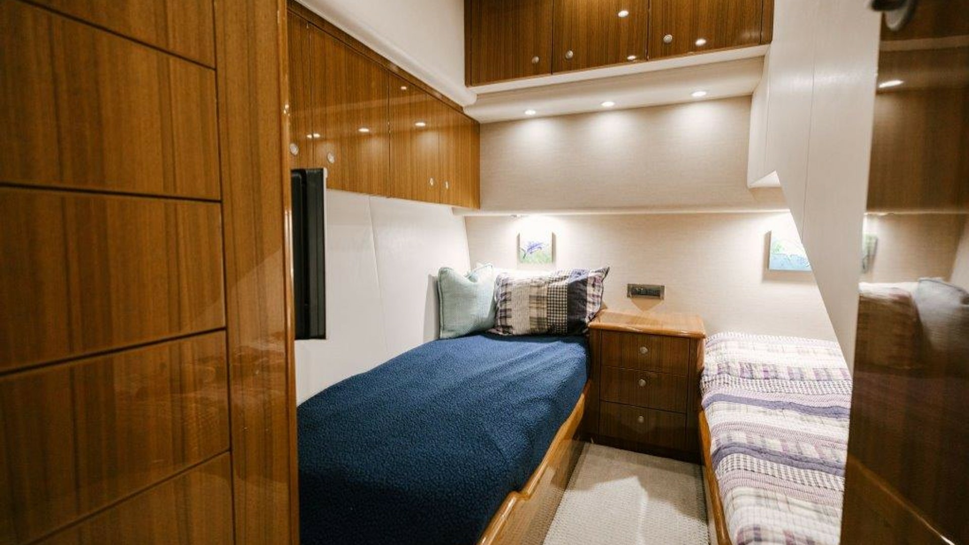 2007 64 Viking CNV Evil Eyes Crew Stateroom (2)