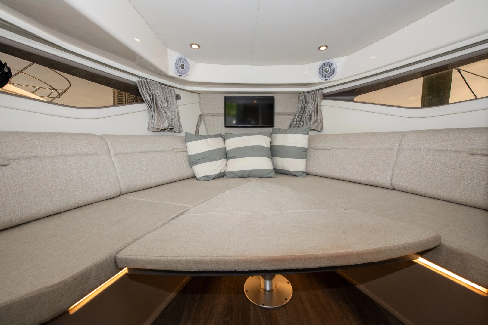 Sea Ray Sundancer 320 OB Yacht For Sale