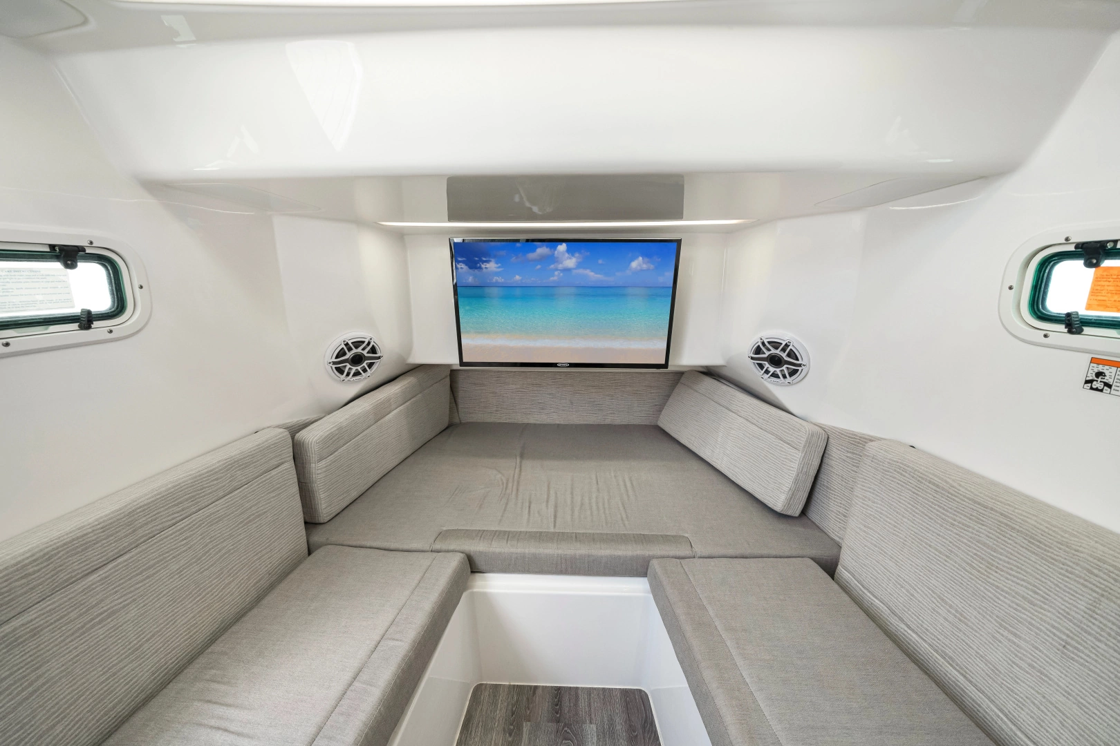 Everglades 395 CC Yacht For Sale