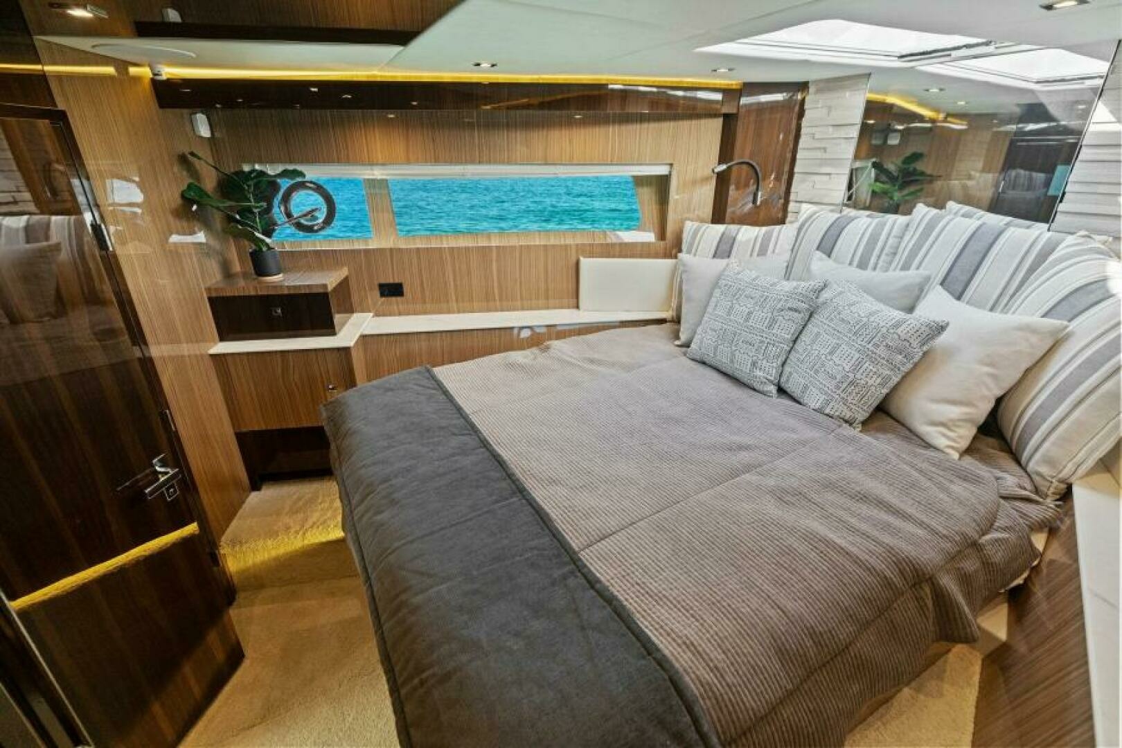 Miss Tracy Lane 60ft Cruisers Yachts Yacht For Sale Miss Tracy Lane 60ft Cruisers Yachts Yacht For Sale
