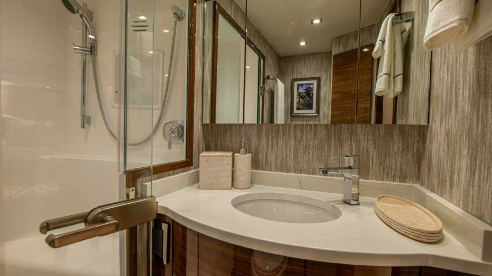 Elegant En-Suite Bathroom