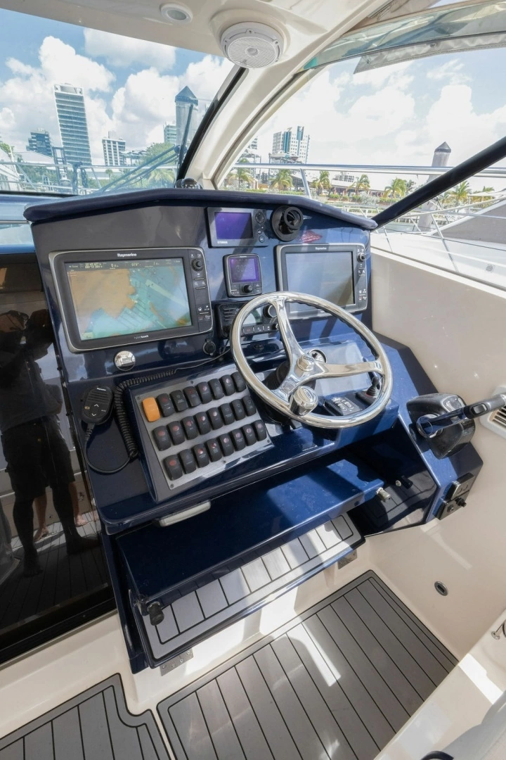Pursuit 365i Sport Coupe Yacht For Sale