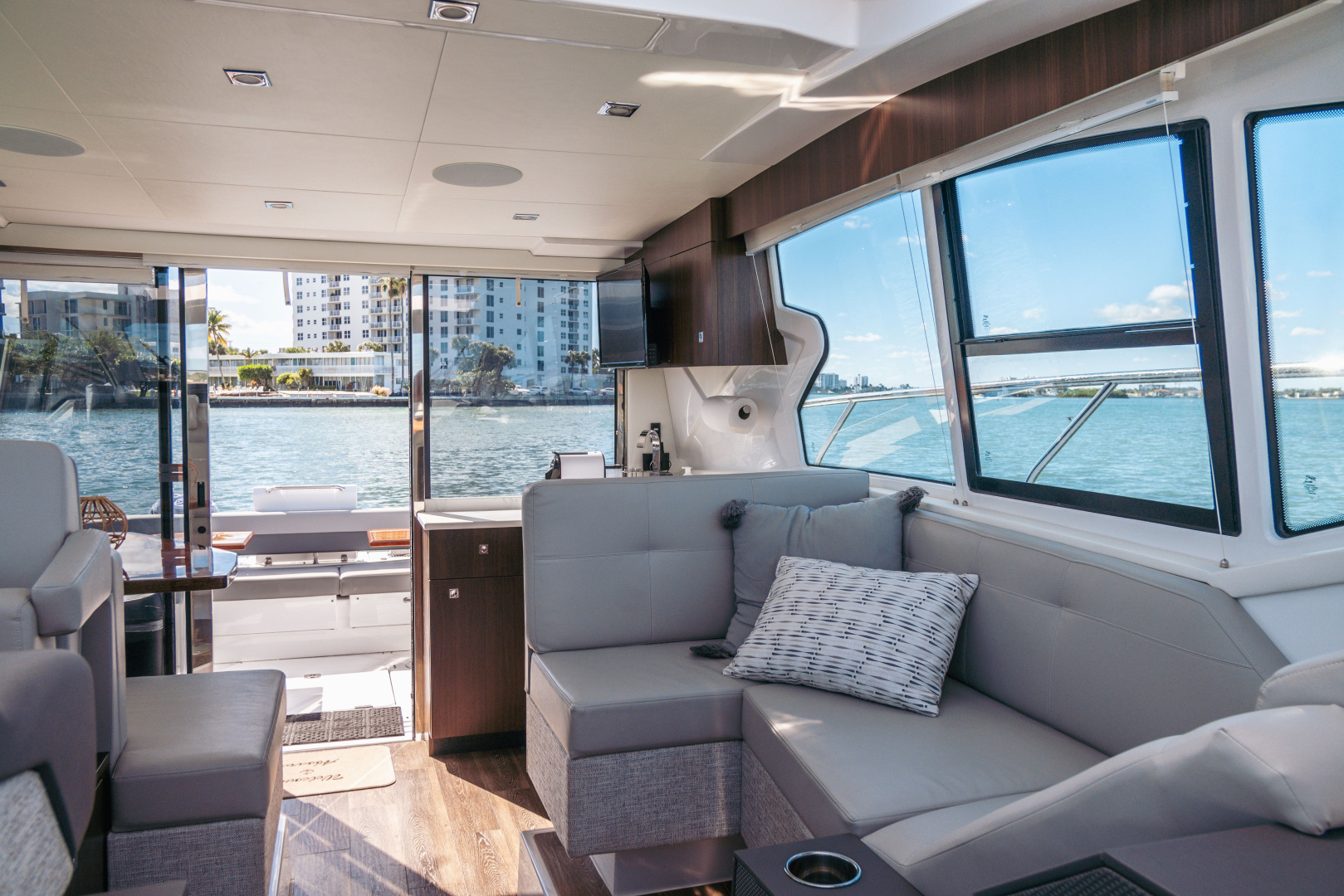 2023 Cruisers Yachts 42 Cantius
