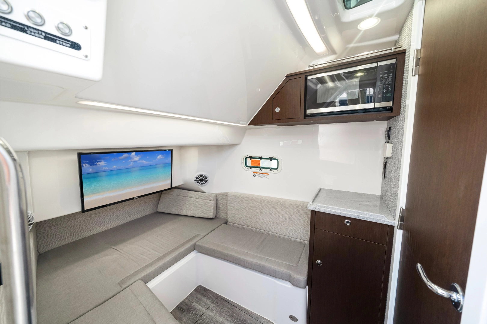 Everglades 395 CC Yacht For Sale