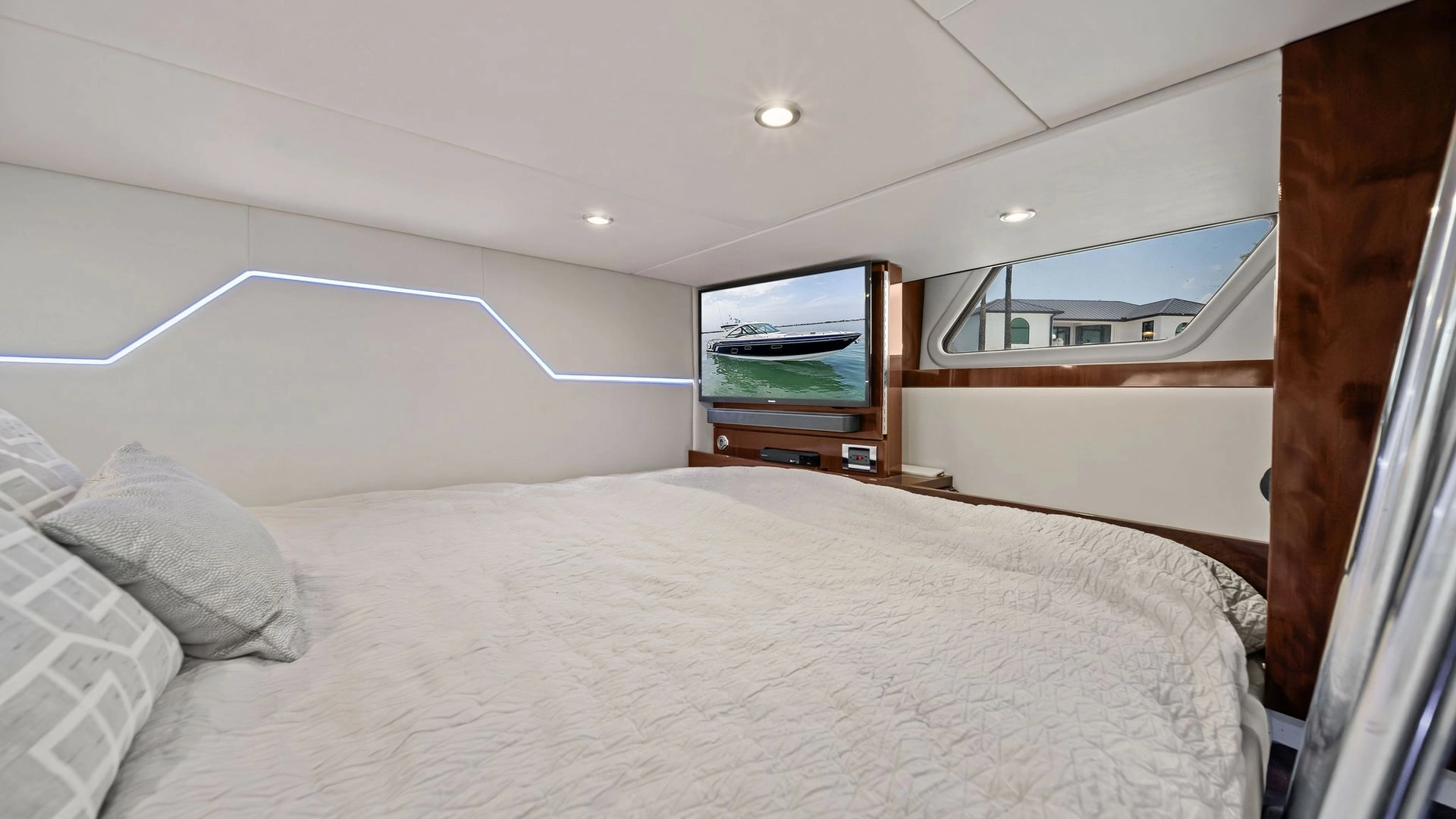 Formula 430 Super Sport Crossover Yacht For Sale