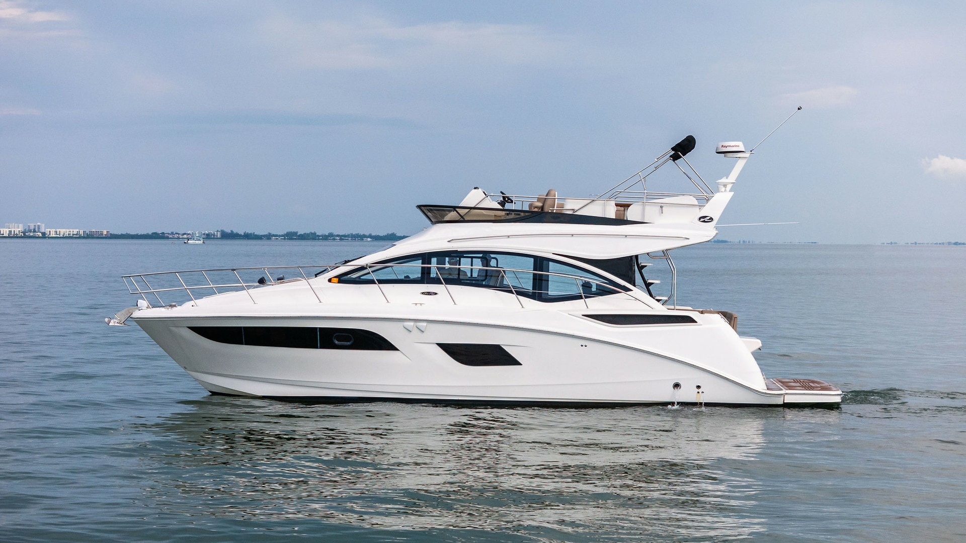 Side Profile of Sea Ray 400 Fly