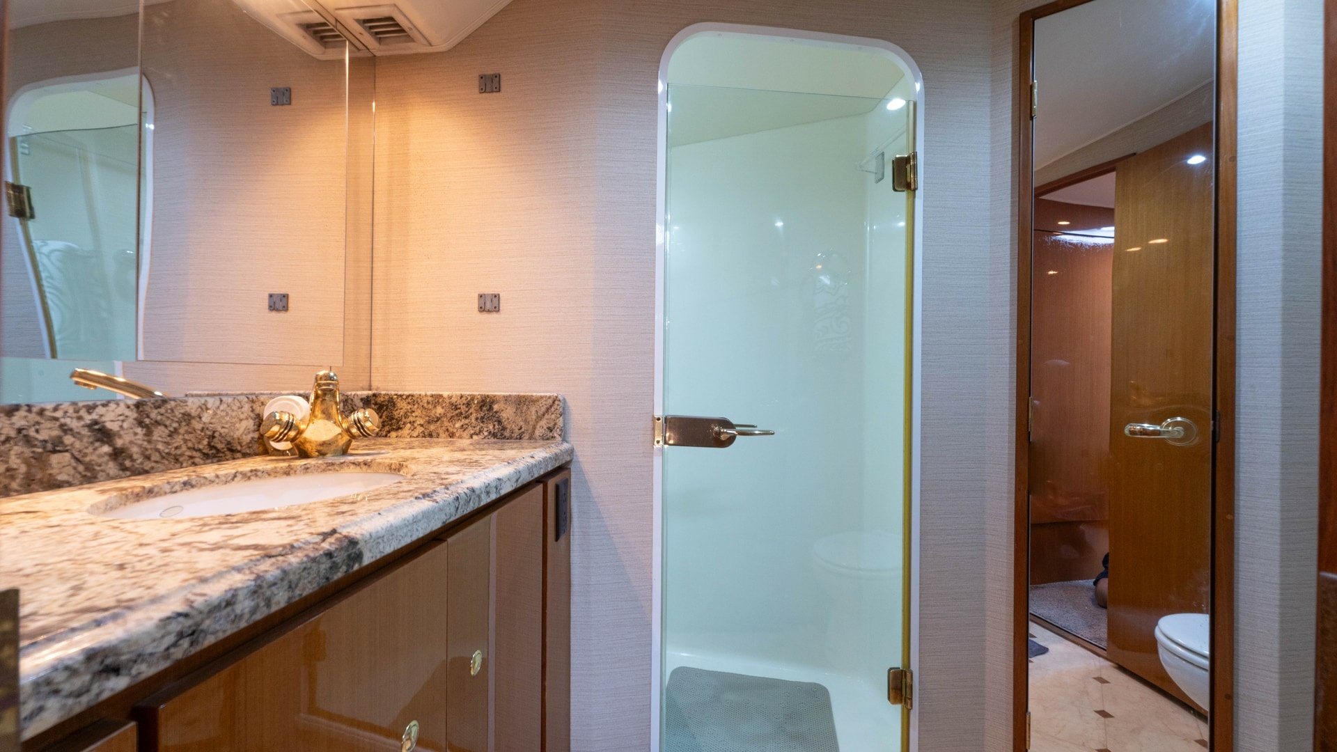 En Suite Bathroom with Shower