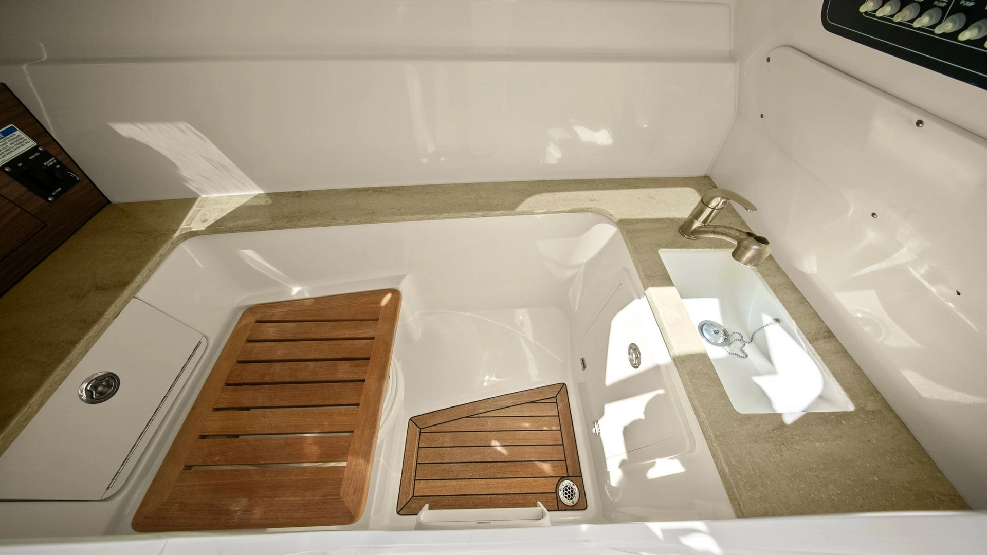 Boston Whaler 320 Vantage Yacht For Sale