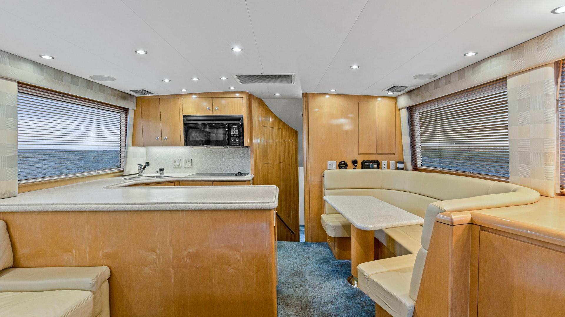 1999 Hatteras 60 Enclosed Bridge Convertible — photograph 5