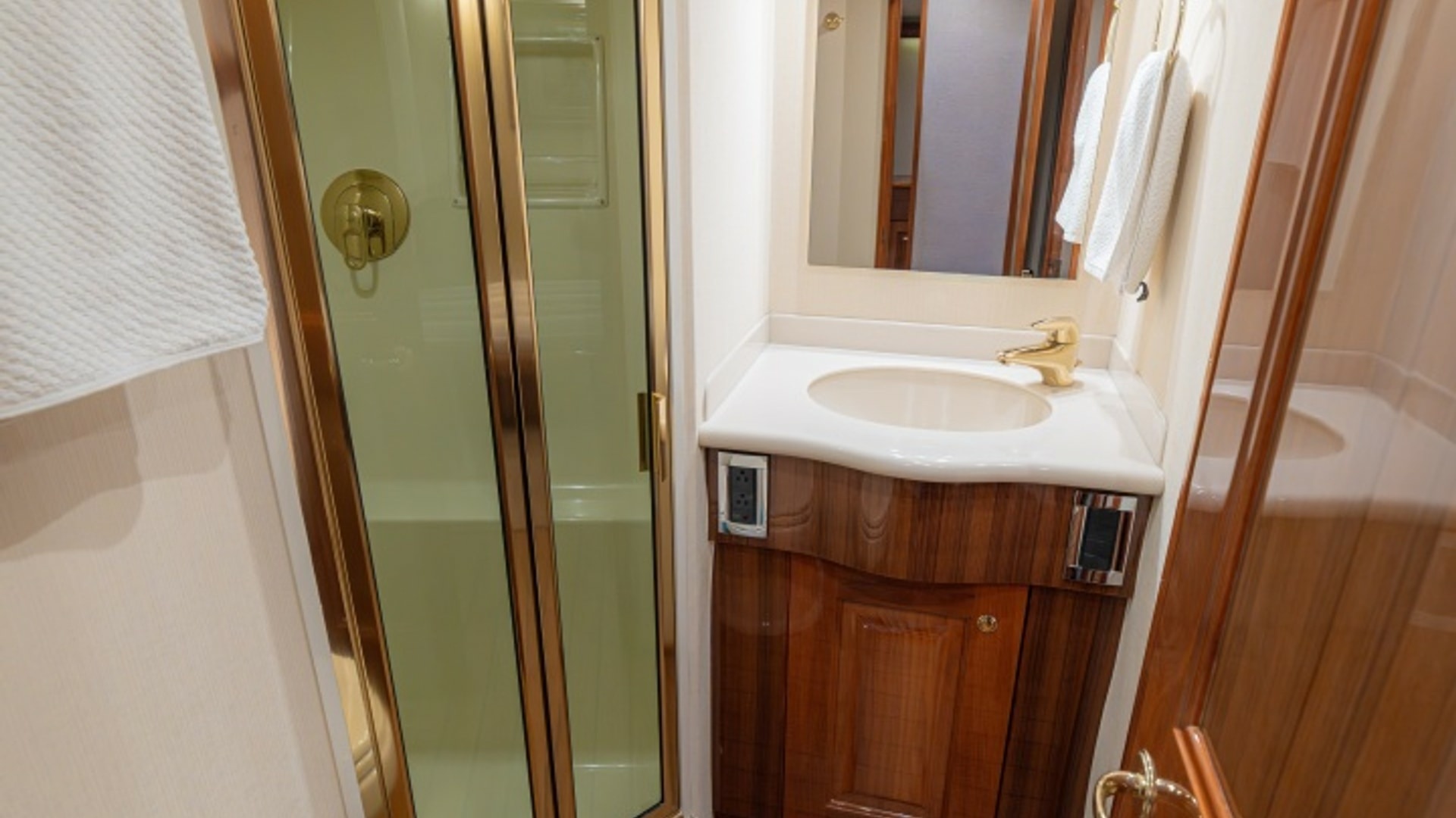 En-Suite Bathroom with Shower