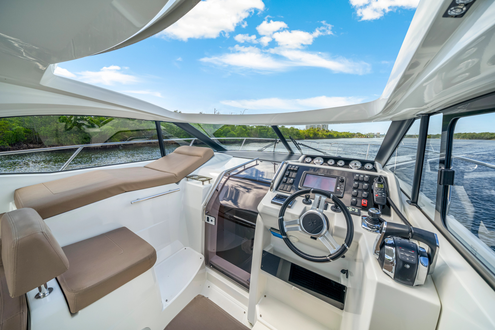 2016 Jeanneau Leader 36