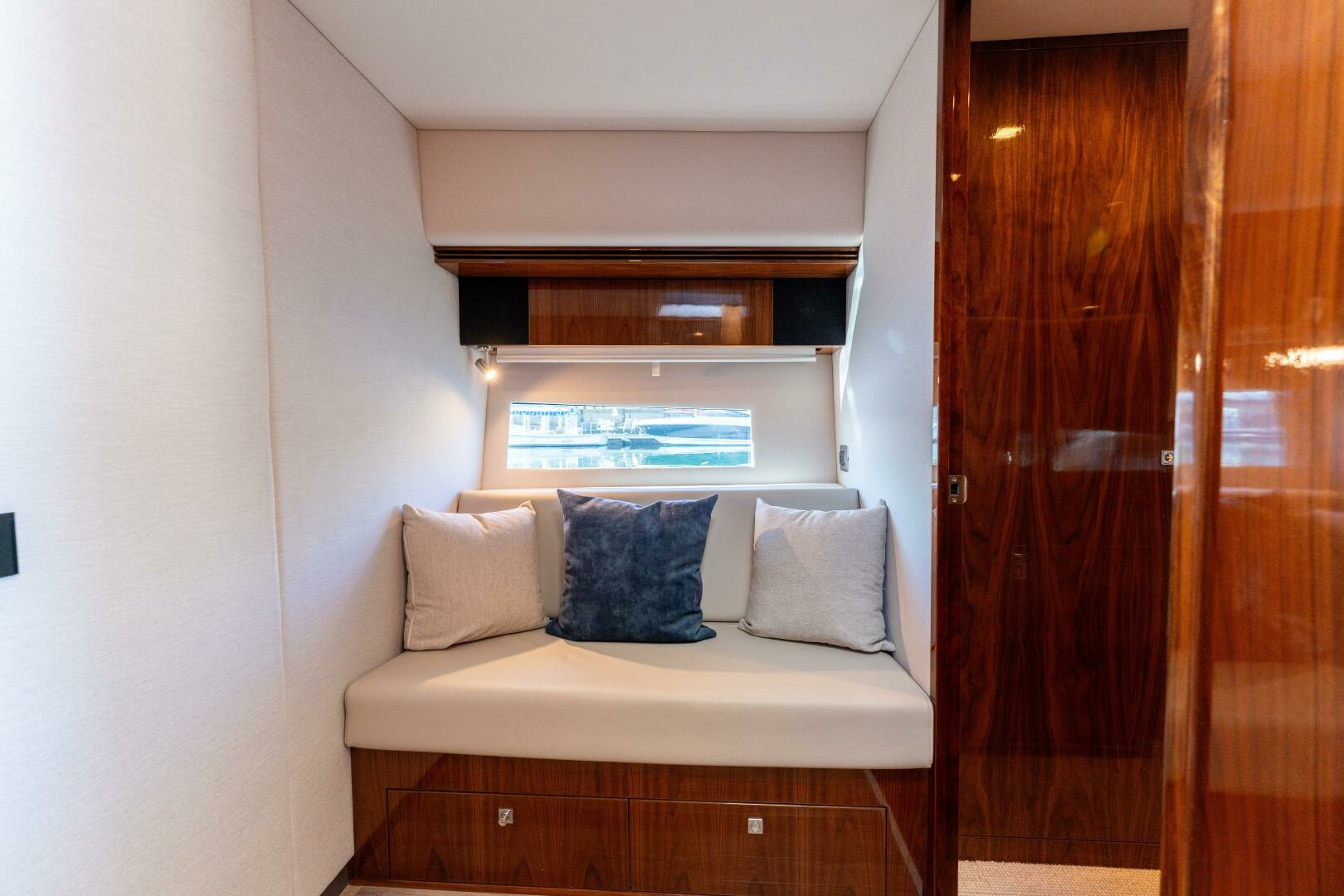 VENTURES64 48ft Riviera Yacht For Sale