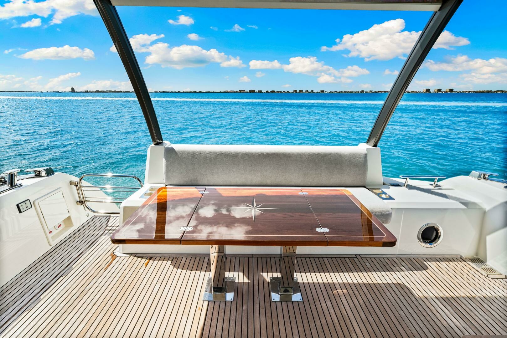 2019 Prestige 630 Flybridge - 2019 Prestige 630 Flybridge - Stern Seating
