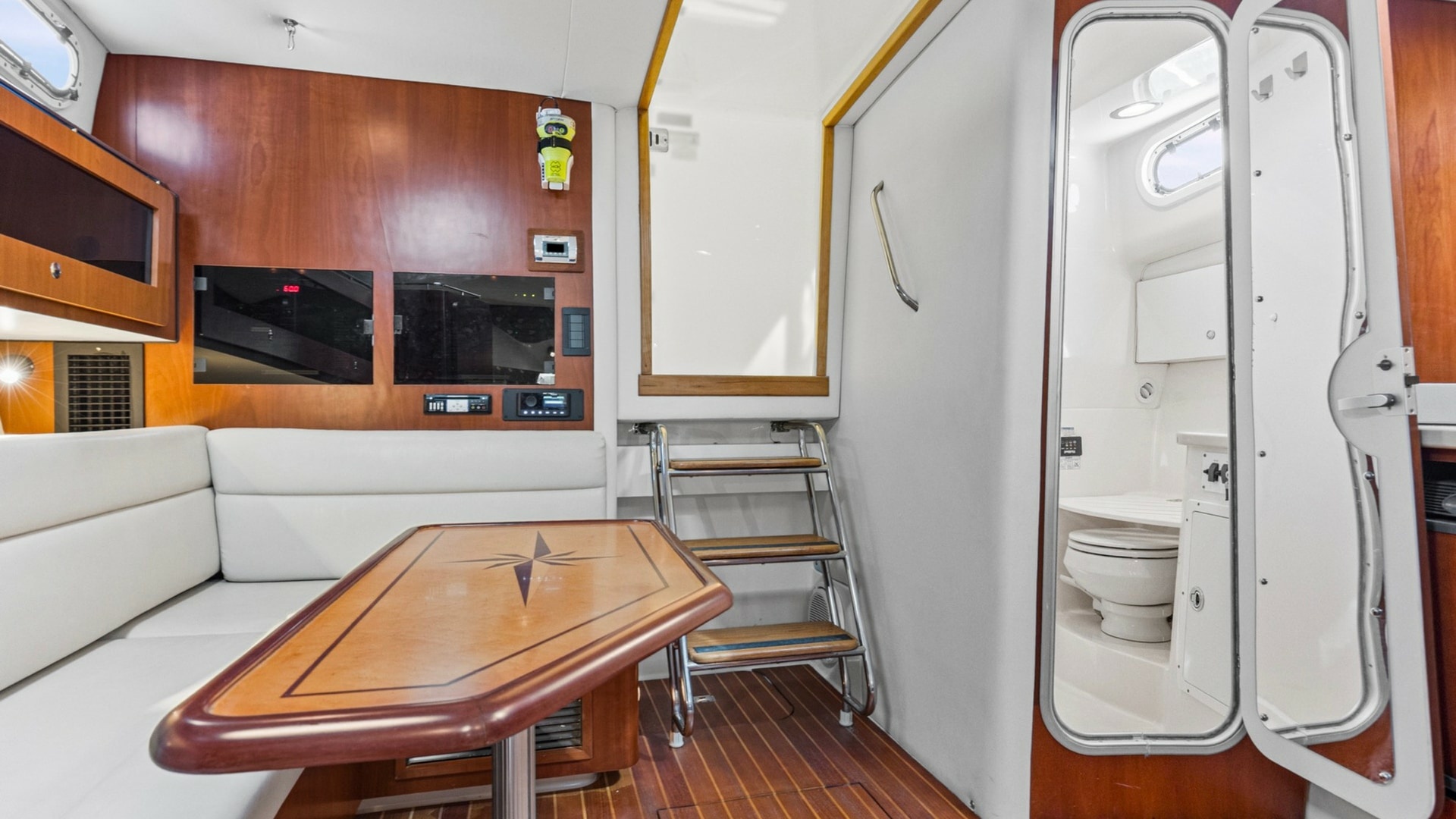 Cozy Salon with Dinette and Head Access