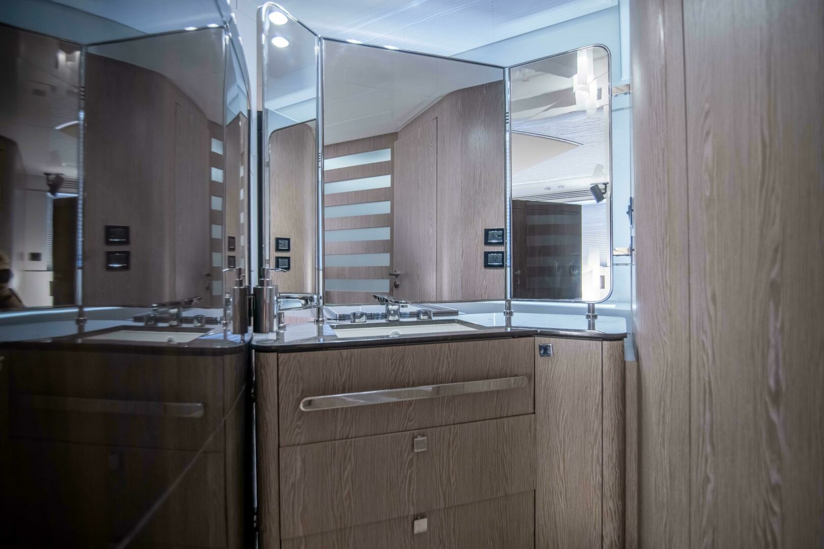 Azimut 70 Triple Play -