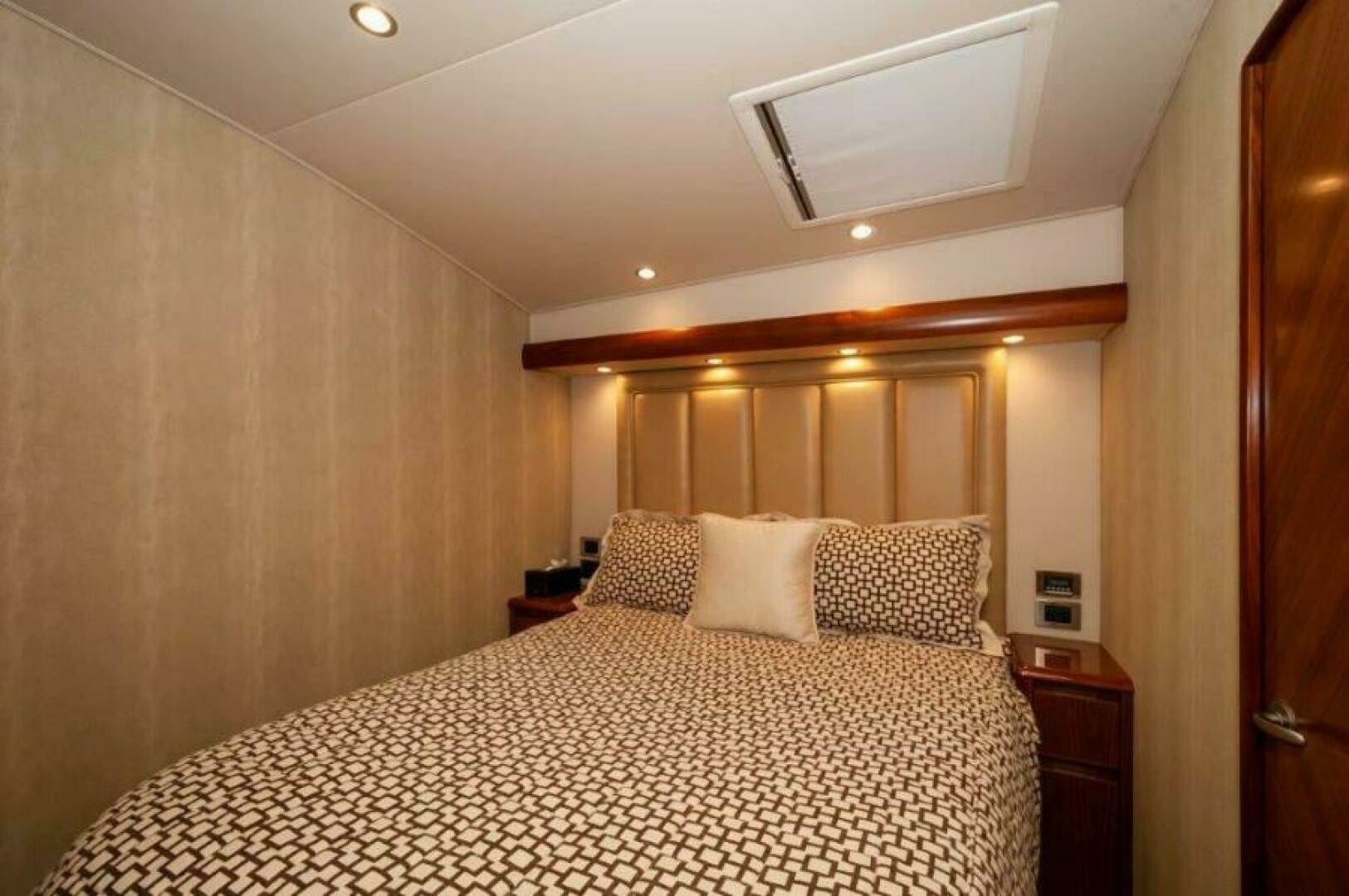 2012 76 Viking Sky Bridge Barefoot Drive VIP Stateroom (3)