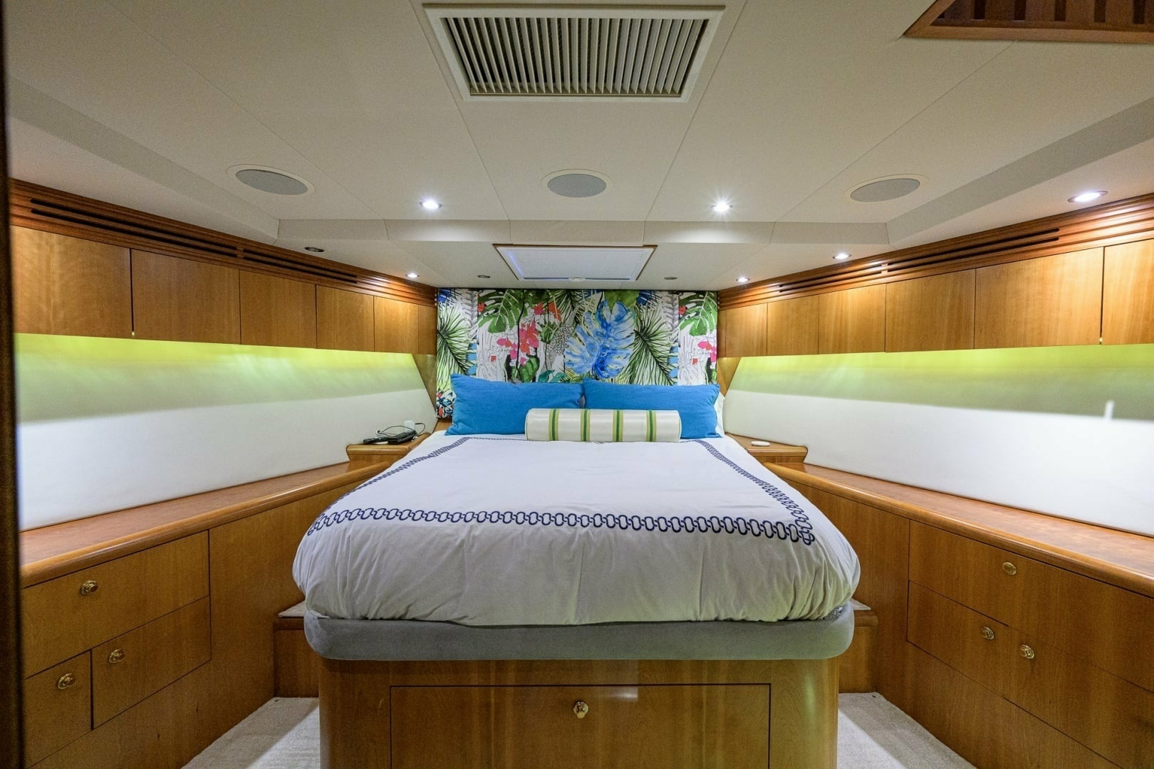 MAGIC 100ft Hatteras Yacht For Sale MAGIC 100ft Hatteras Yacht For Sale