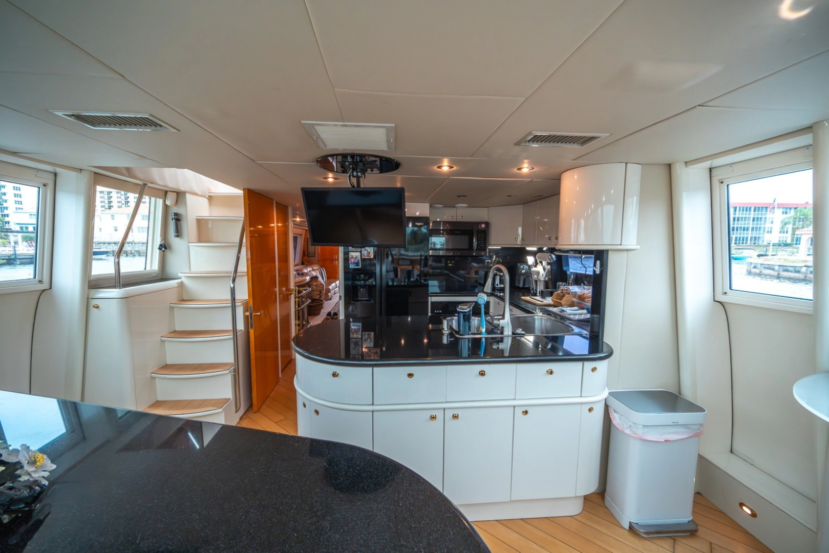 2000 Lazzara Yachts Skylounge