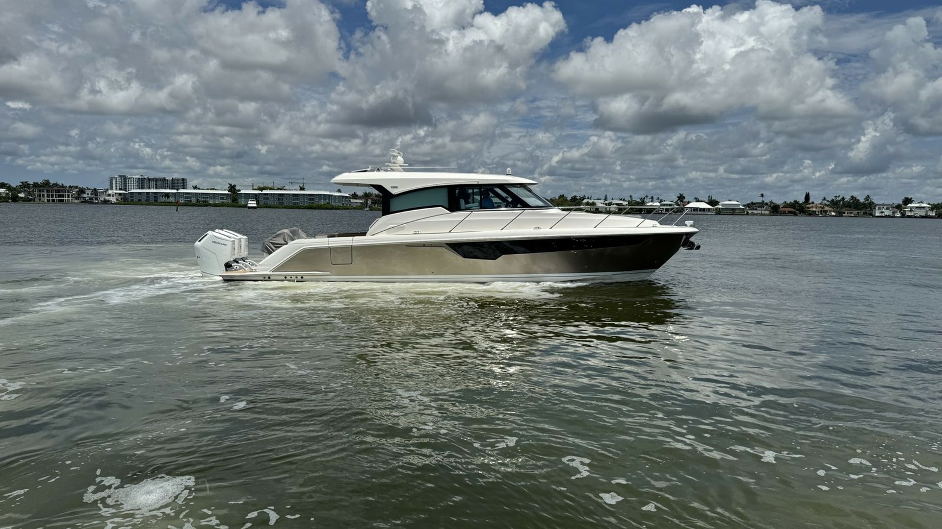 Side Profile of Tiara 48LE