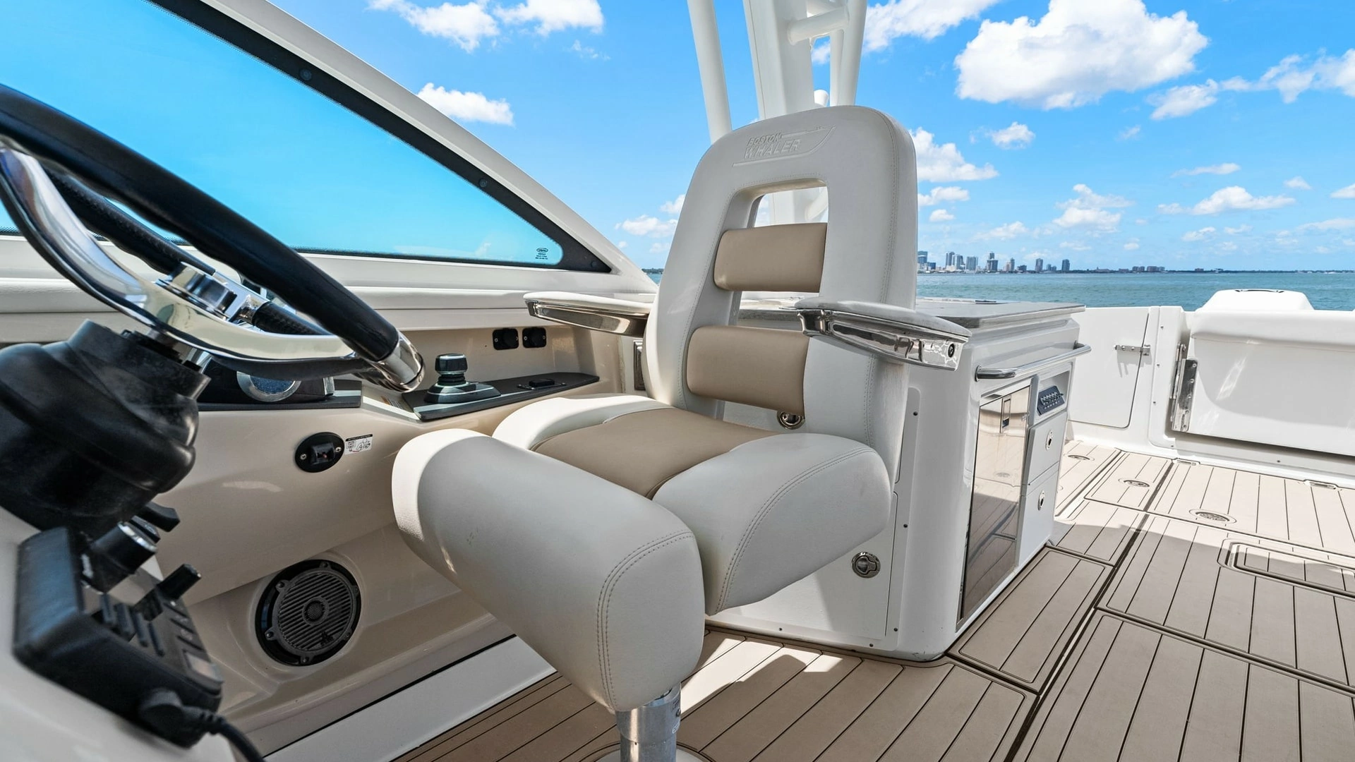 Boston Whaler 320 Vantage Yacht For Sale