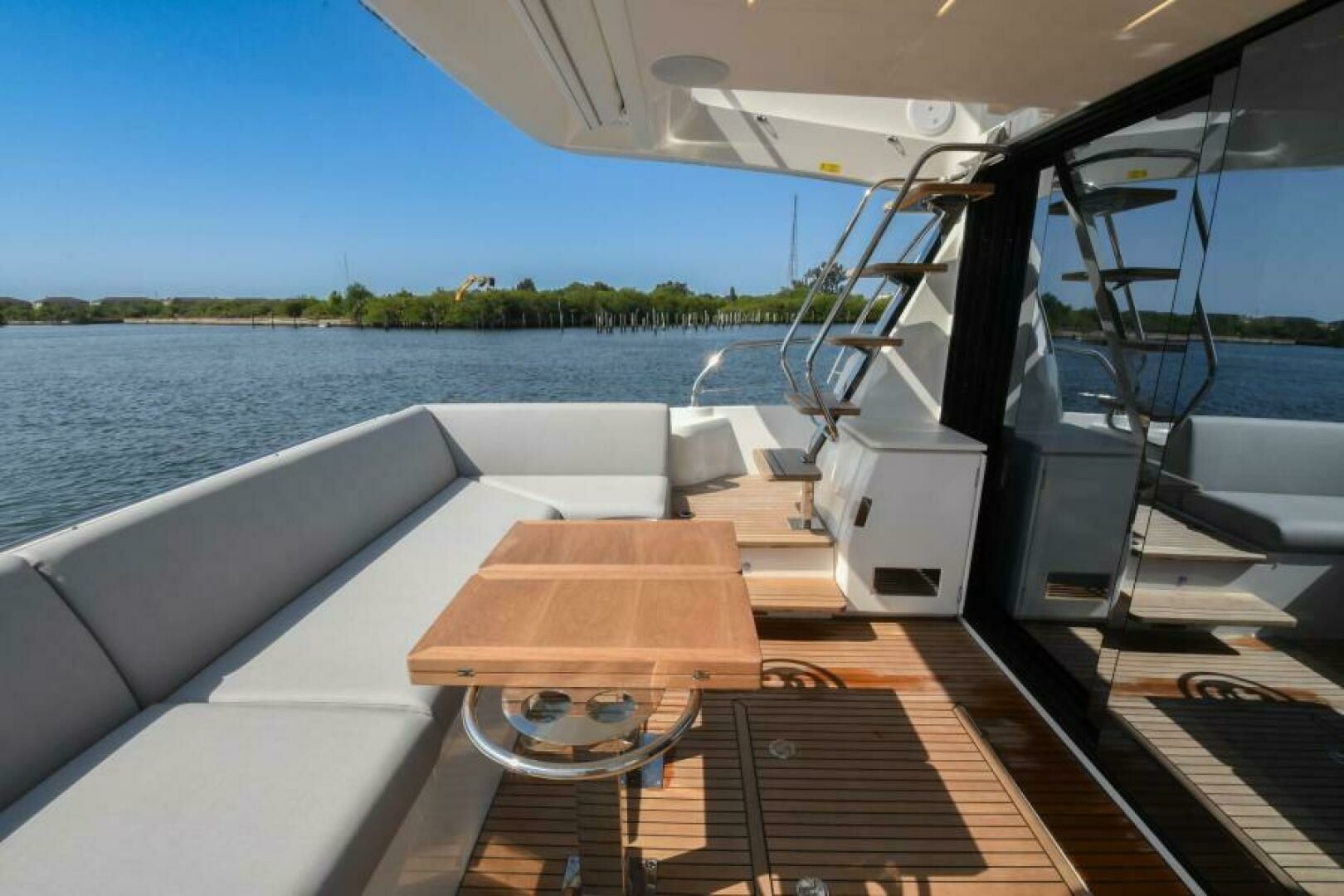 2023 52 Prestige Flybridge - Cockpit