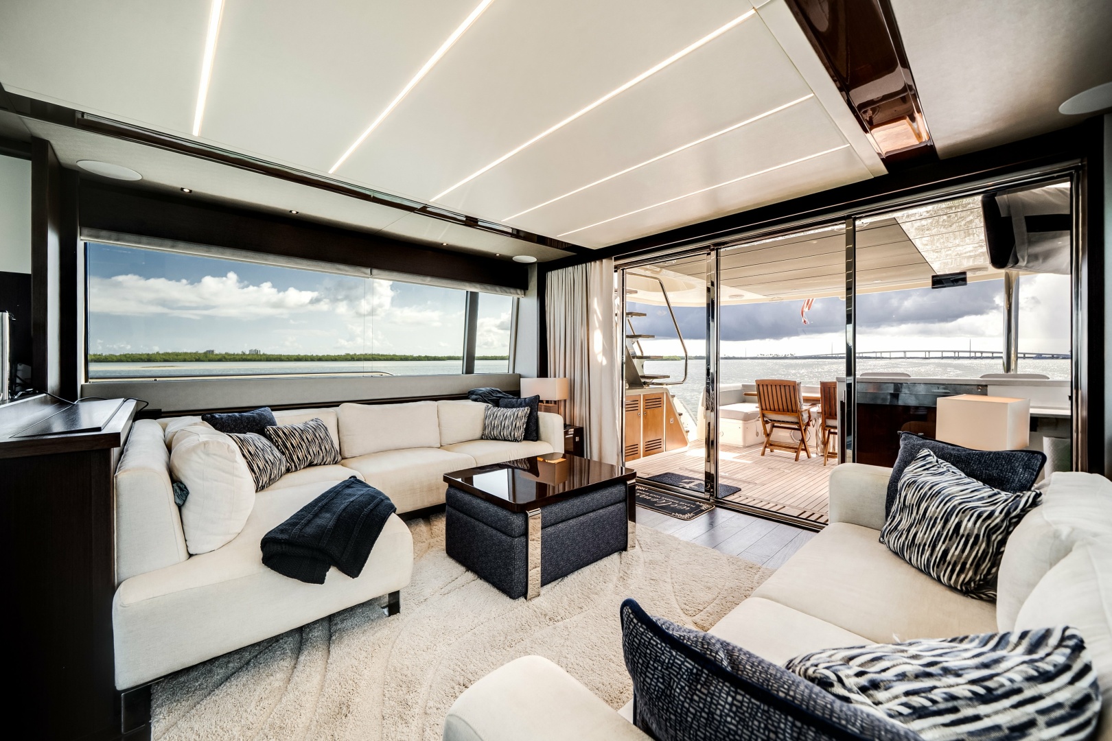 2019 Sunseeker 76 Flybridge — photograph 3