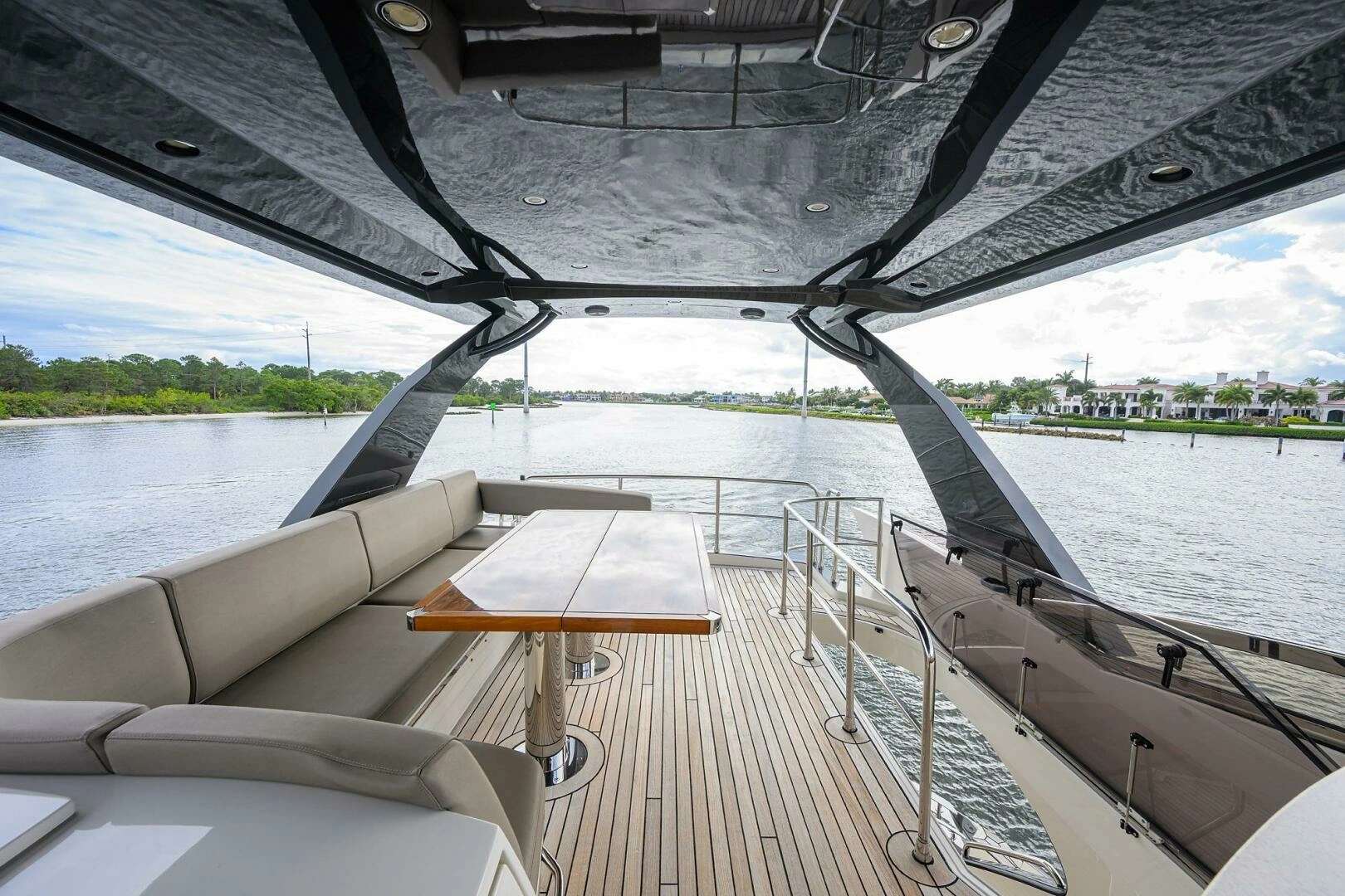 Marquis 660 Sport Yacht Yacht For Sale