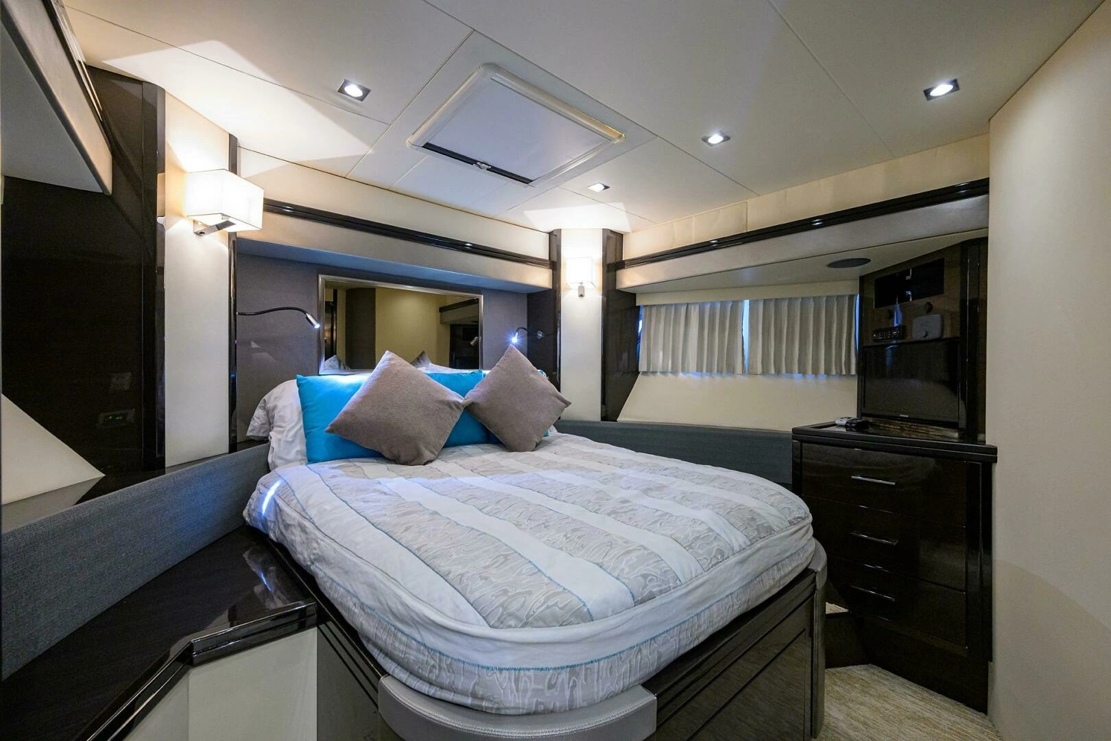 Marquis 660 Sport Yacht Yacht For Sale