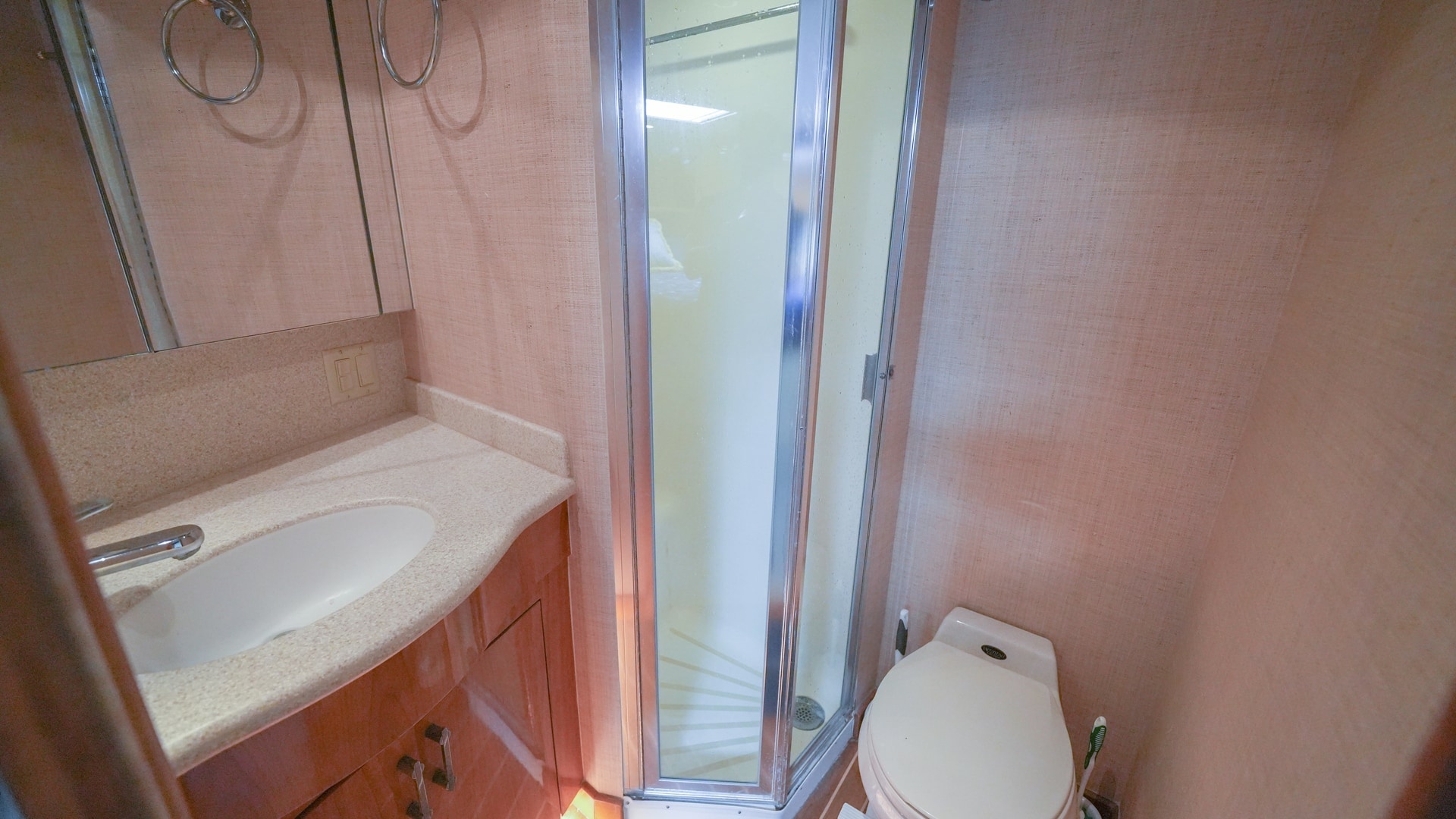Elegant En-Suite Bathroom