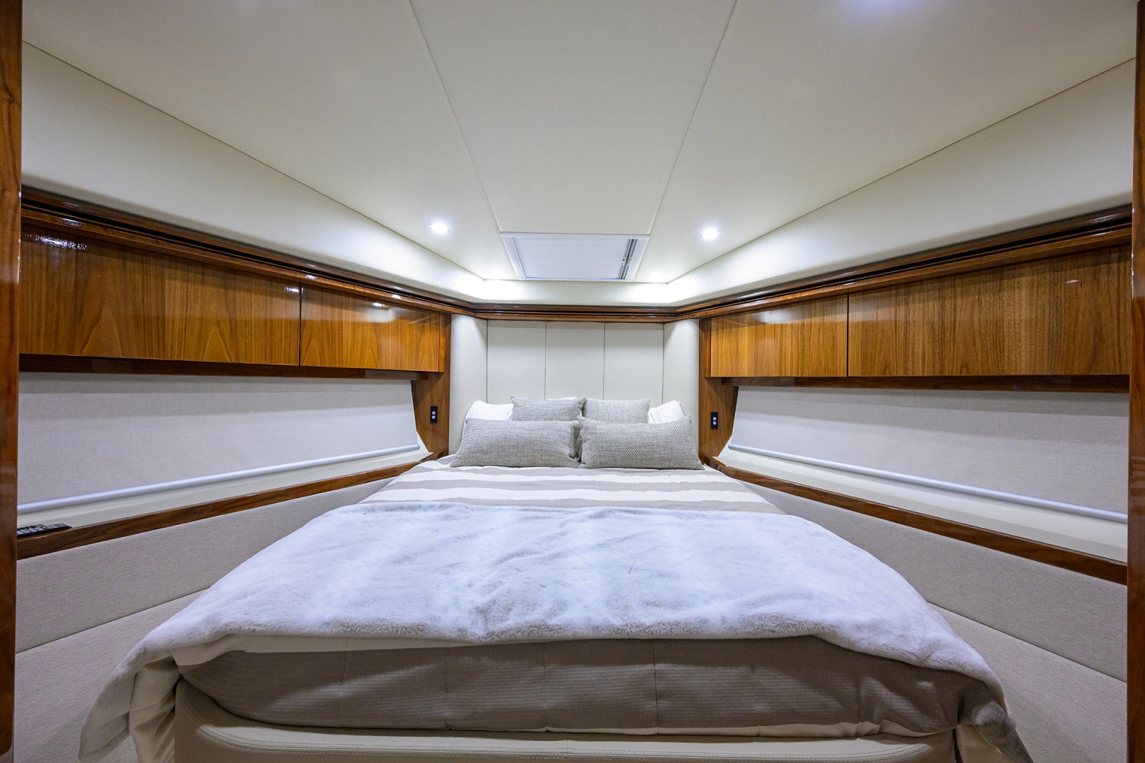 Riviera 5400 Sport Yacht Yacht For Sale