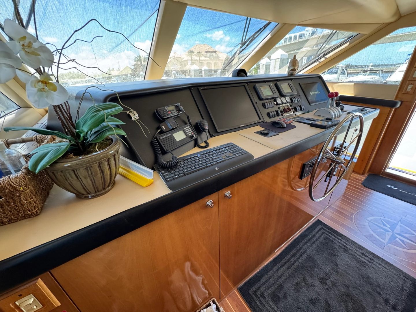 PERFECT LA DEE 75ft Hatteras Yacht For Sale