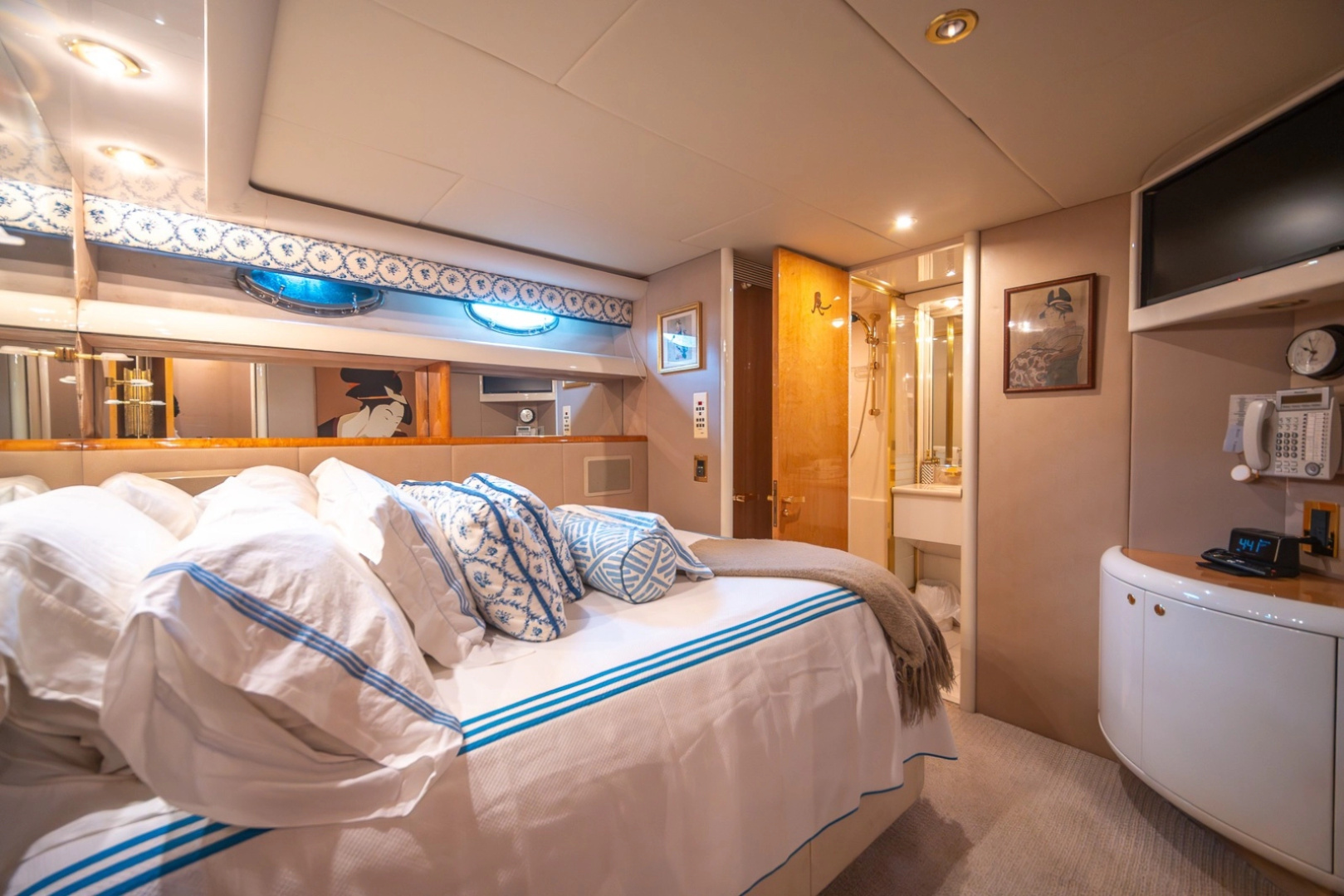 2000 Lazzara Yachts Skylounge