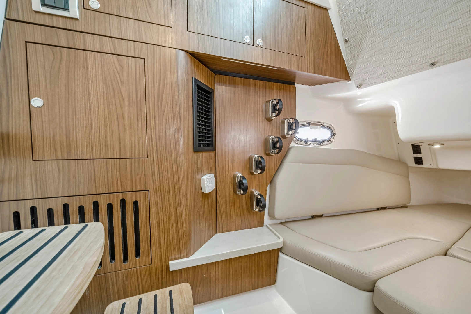 Boston Whaler 380 Outrage Yacht For Sale
