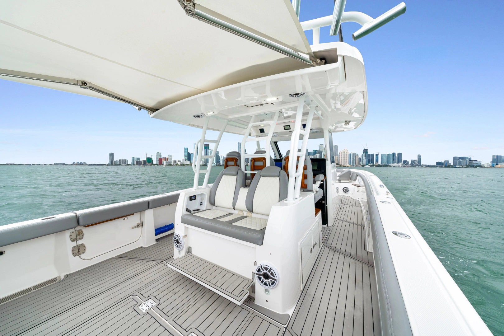 Everglades 395 CC Yacht For Sale