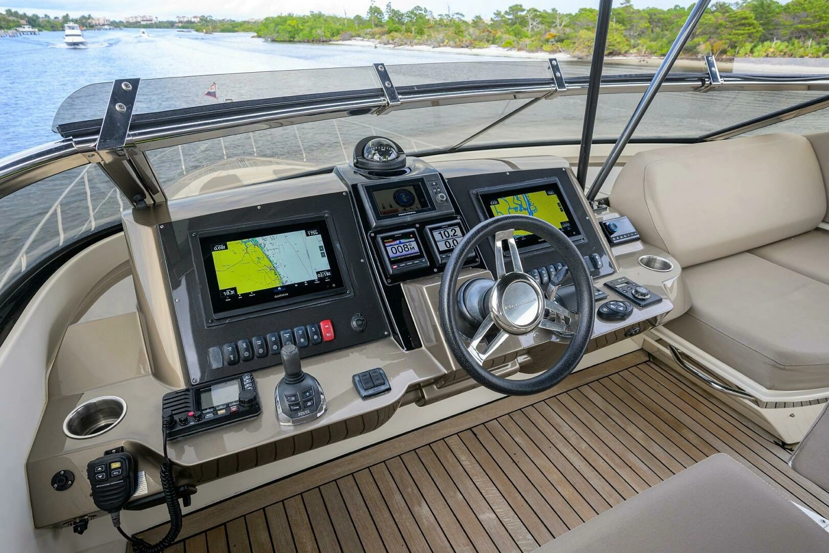 Marquis 660 Sport Yacht Yacht For Sale
