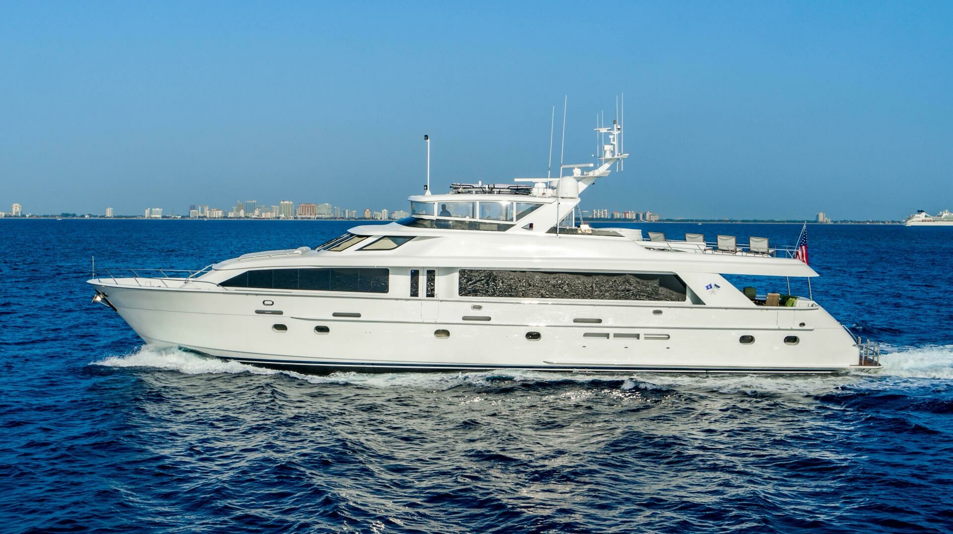 Hatteras 100 MAGIC - Port Profile