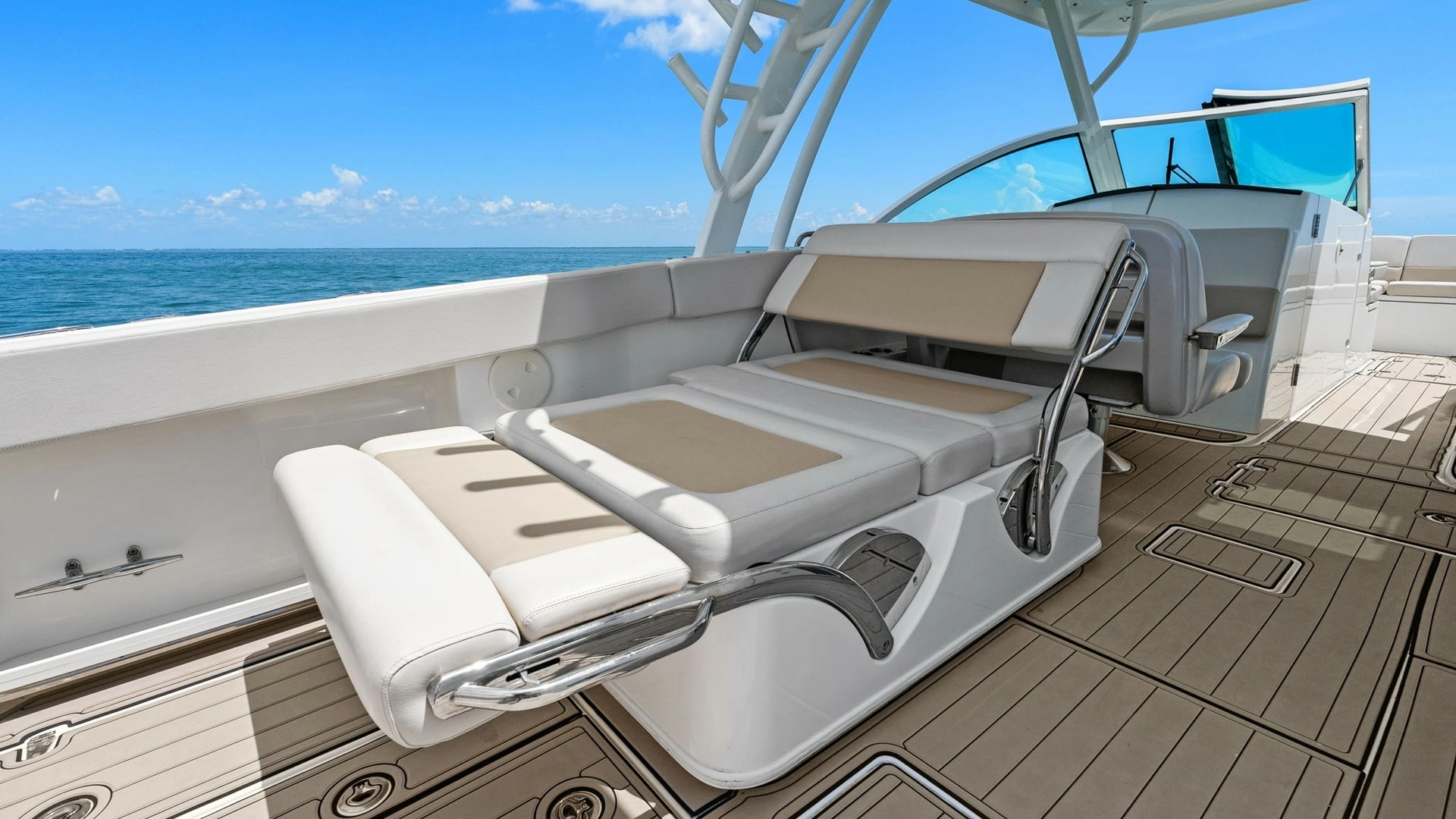 Boston Whaler 320 Vantage Yacht For Sale