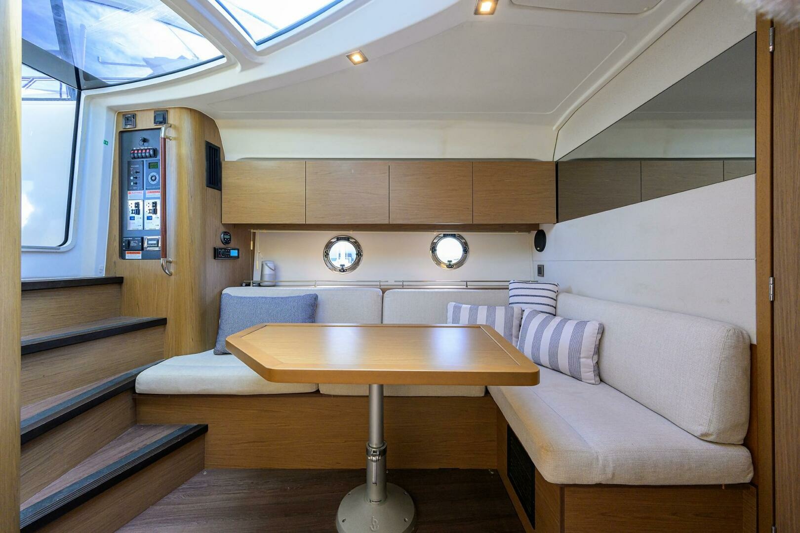 2015 Beneteau 38 GT — photograph 3