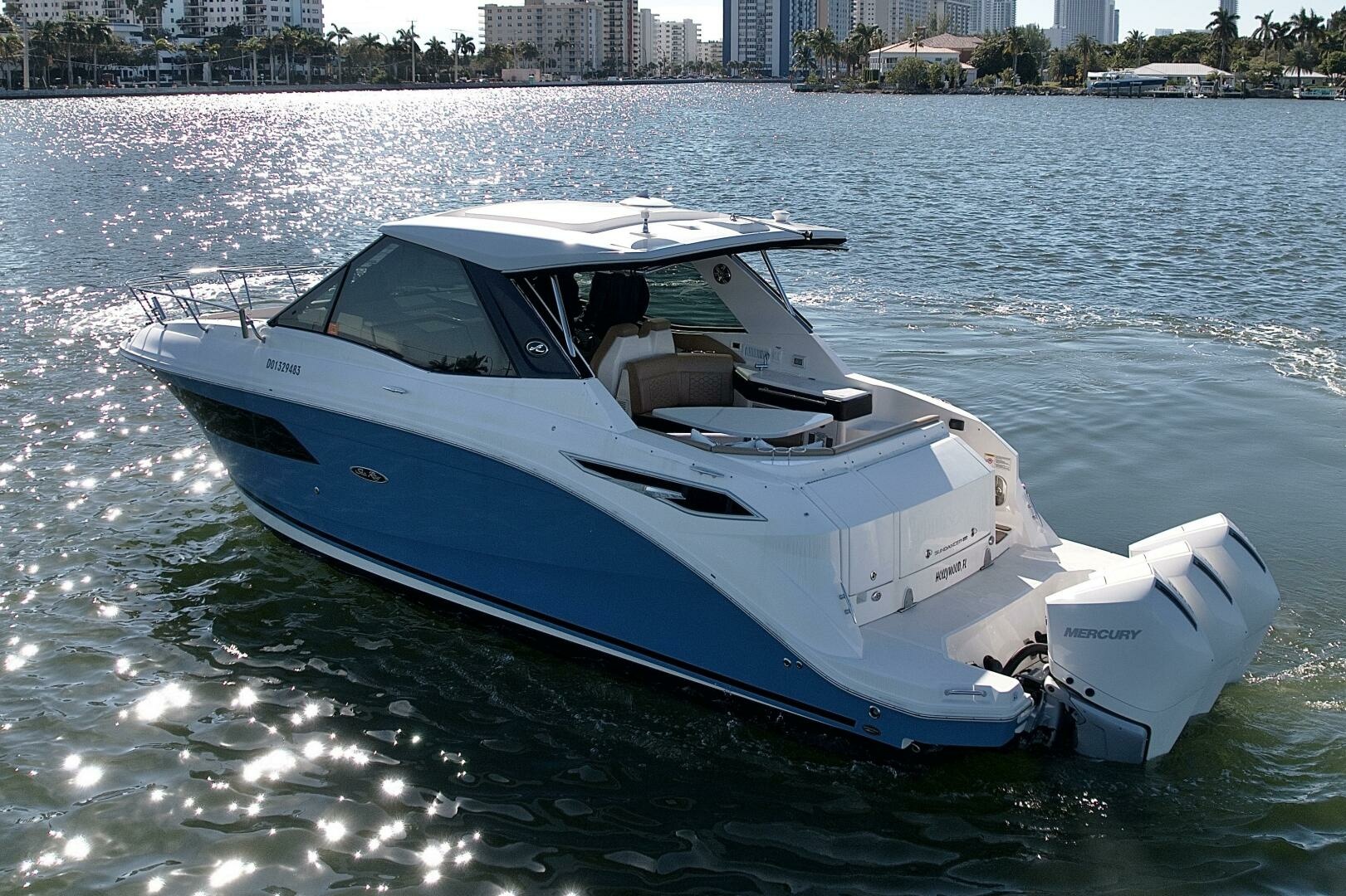 2022 Sea Ray Sundancer 320 — photograph 3