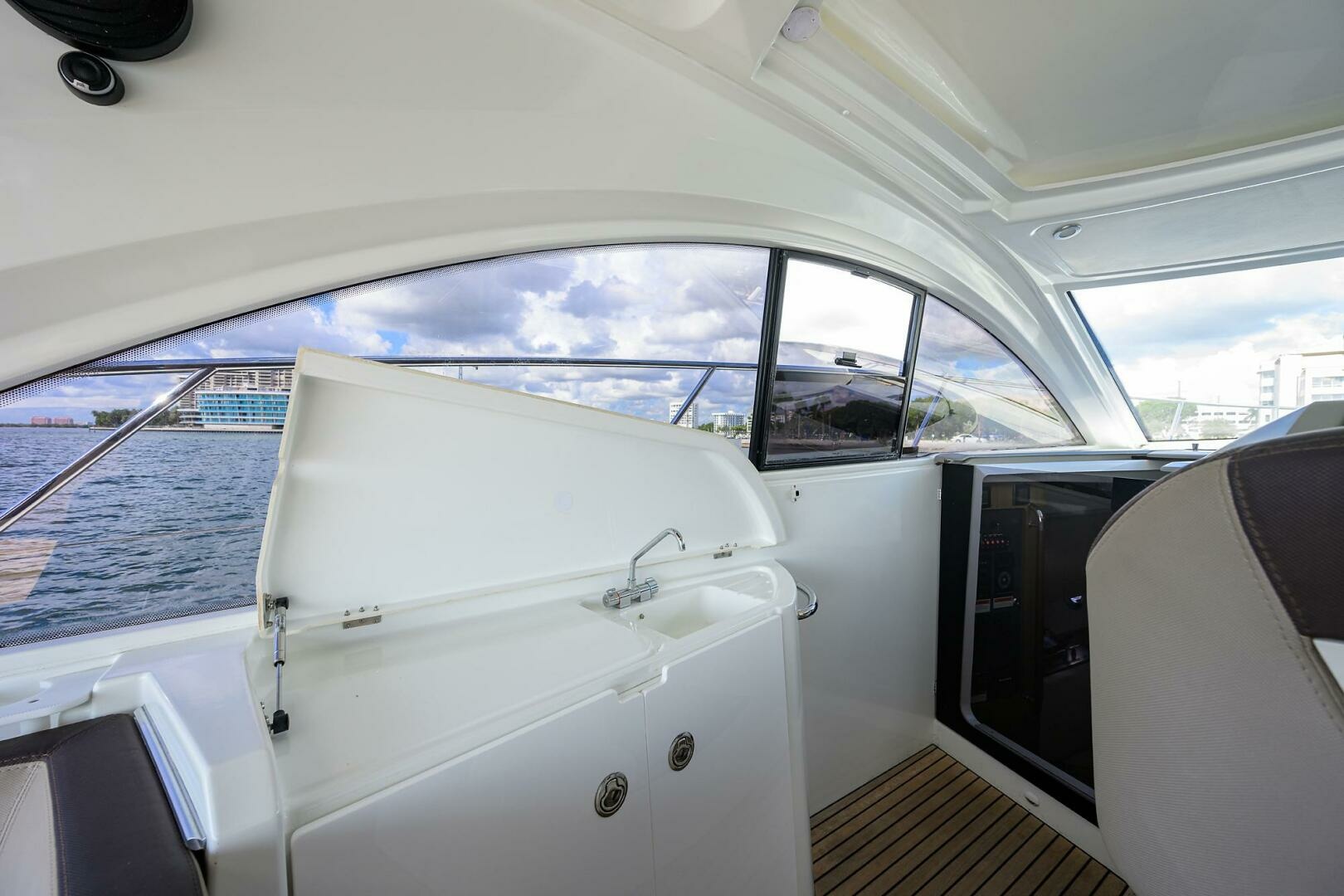 Beneteau 38 GT - Helm Deck