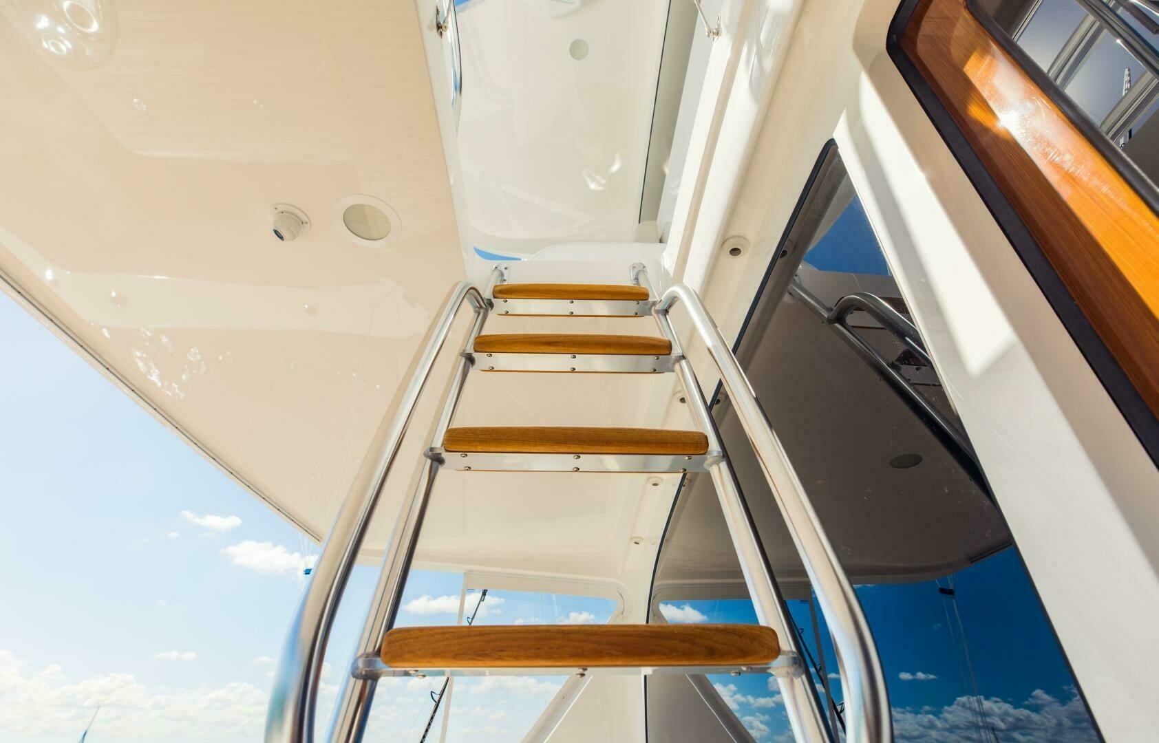 Viking 72 Enclosed Bridge — Sari Victoria - Photo 47