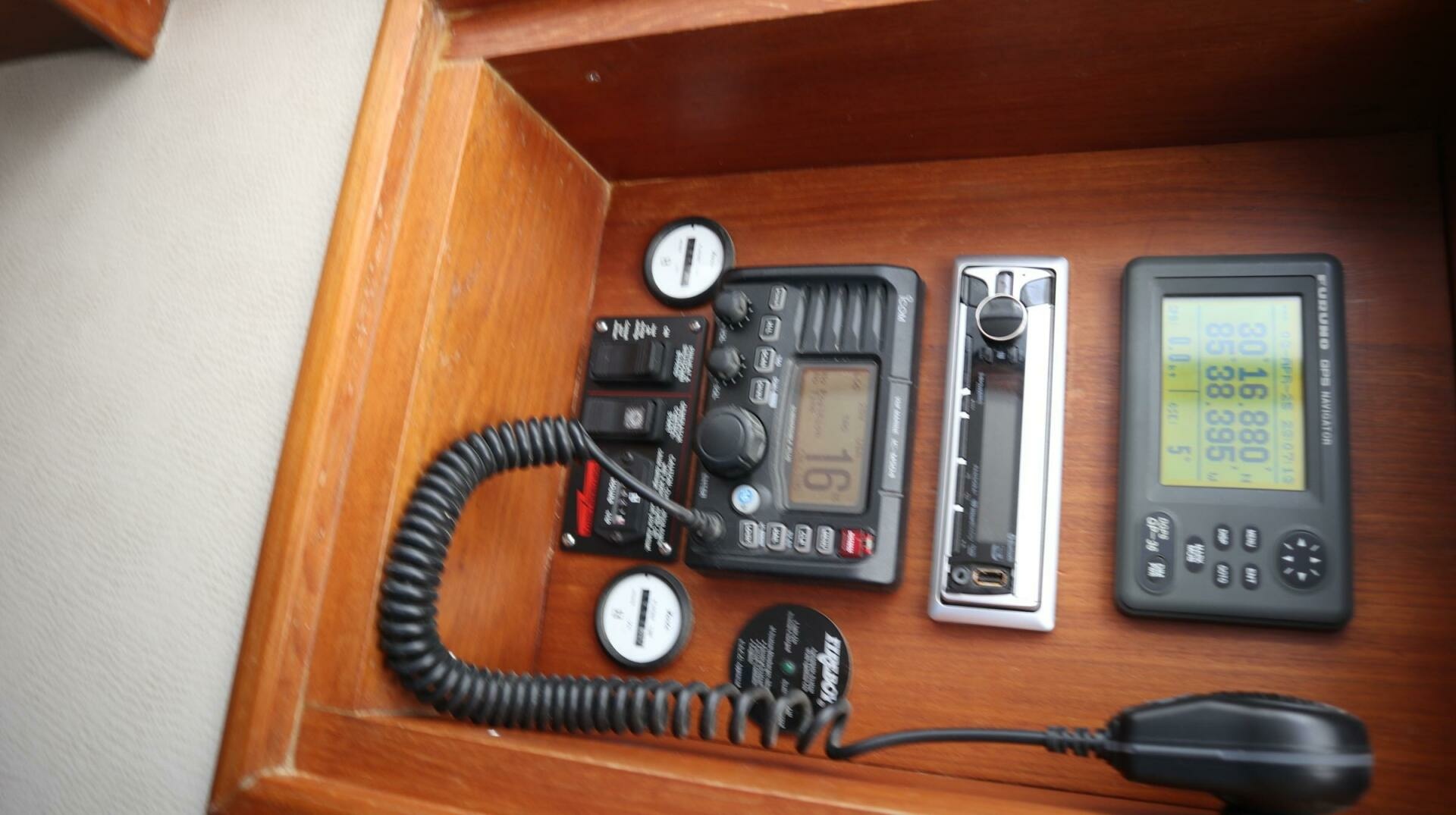 2002 Miller Marine 38 Open — photograph 5