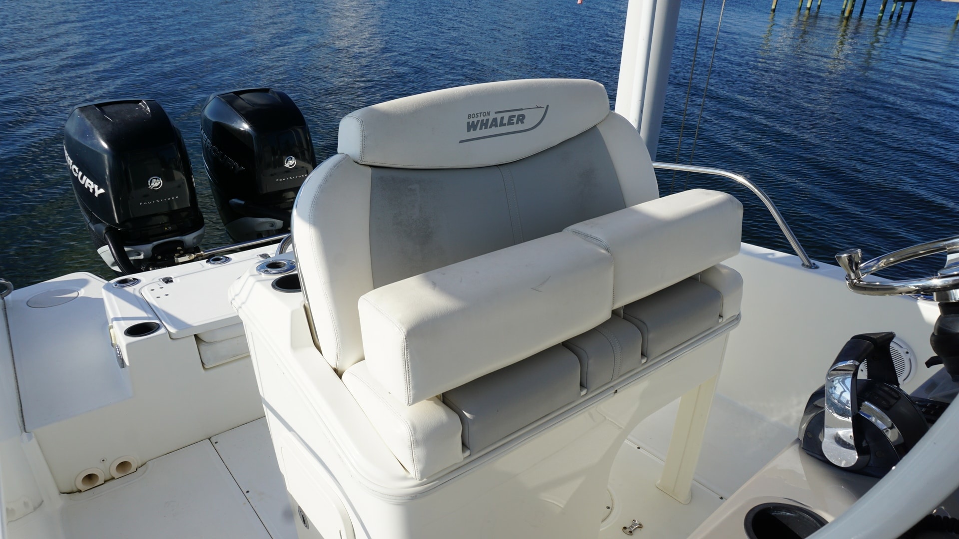 2016 Boston Whaler 270 Dauntless — photograph 3
