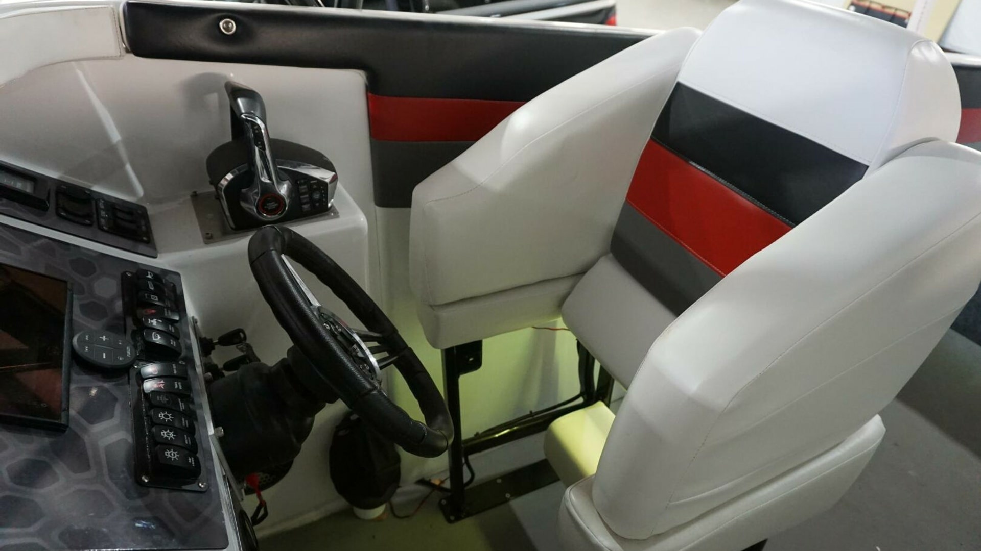 1998 32 Active Thunder 32 CC Ms. Rita Helm Seating (5)