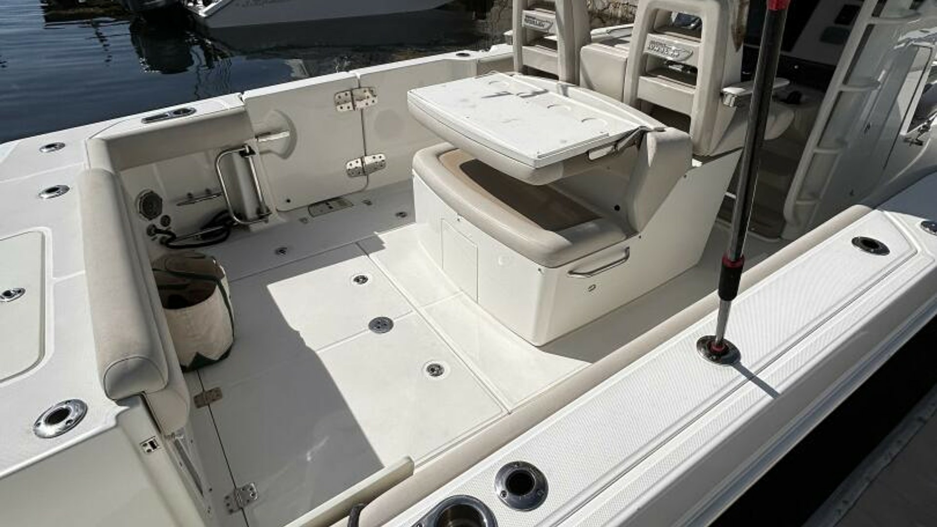 2017 33 Boston Whlaer 330 Outrage Cockpit (3)