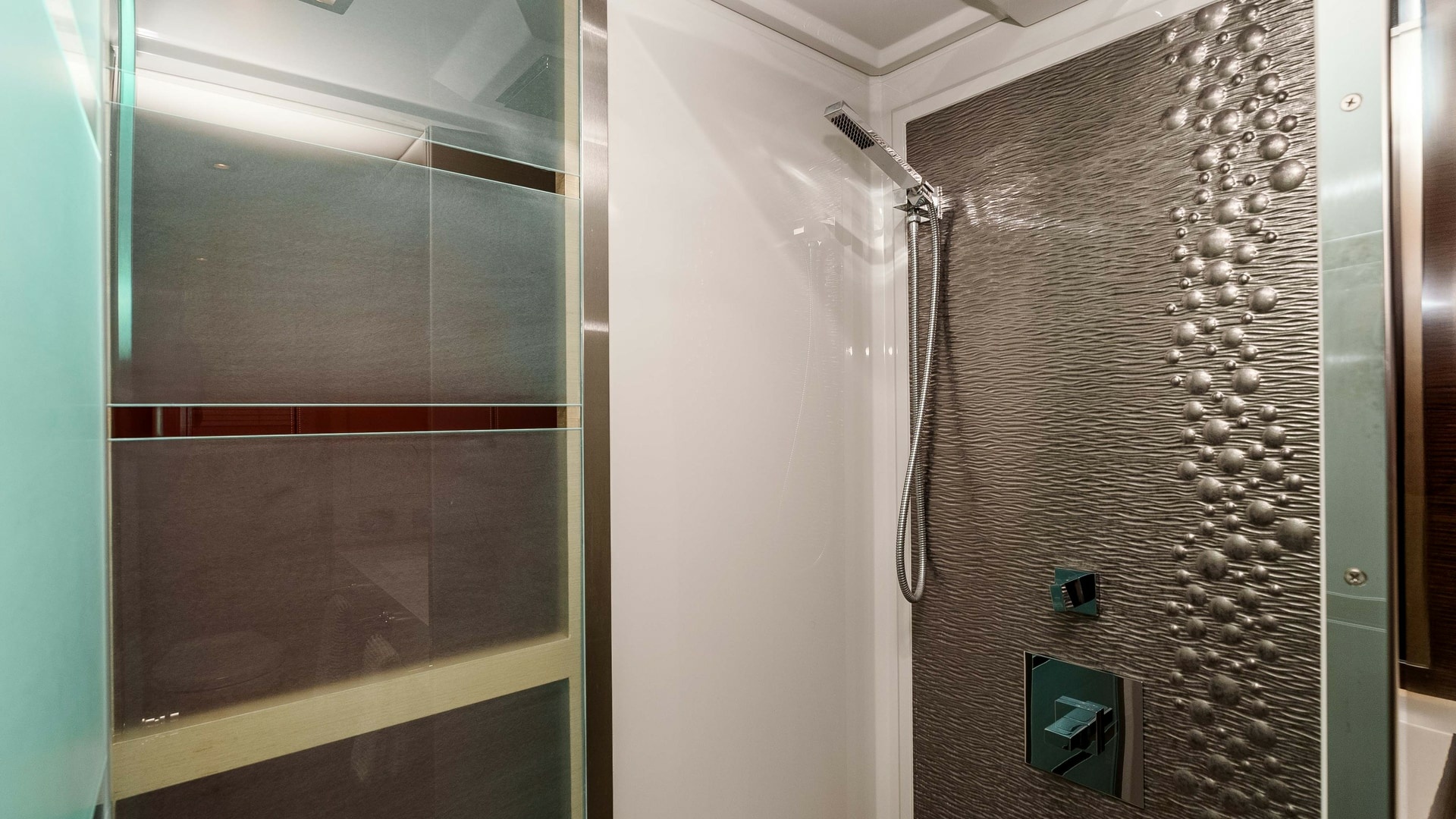 2017 Cruisers 60 Cantius 'Rising Star' - En-Suite Walk-In Shower