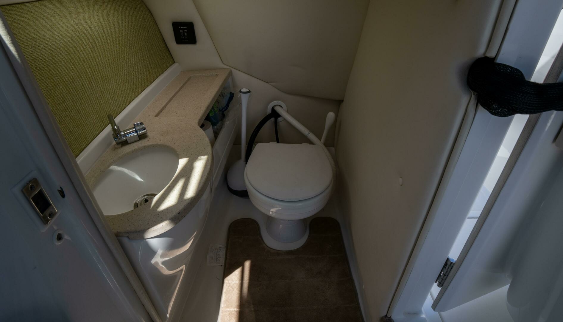 Unplugged 28ft Cobalt Yacht For Sale